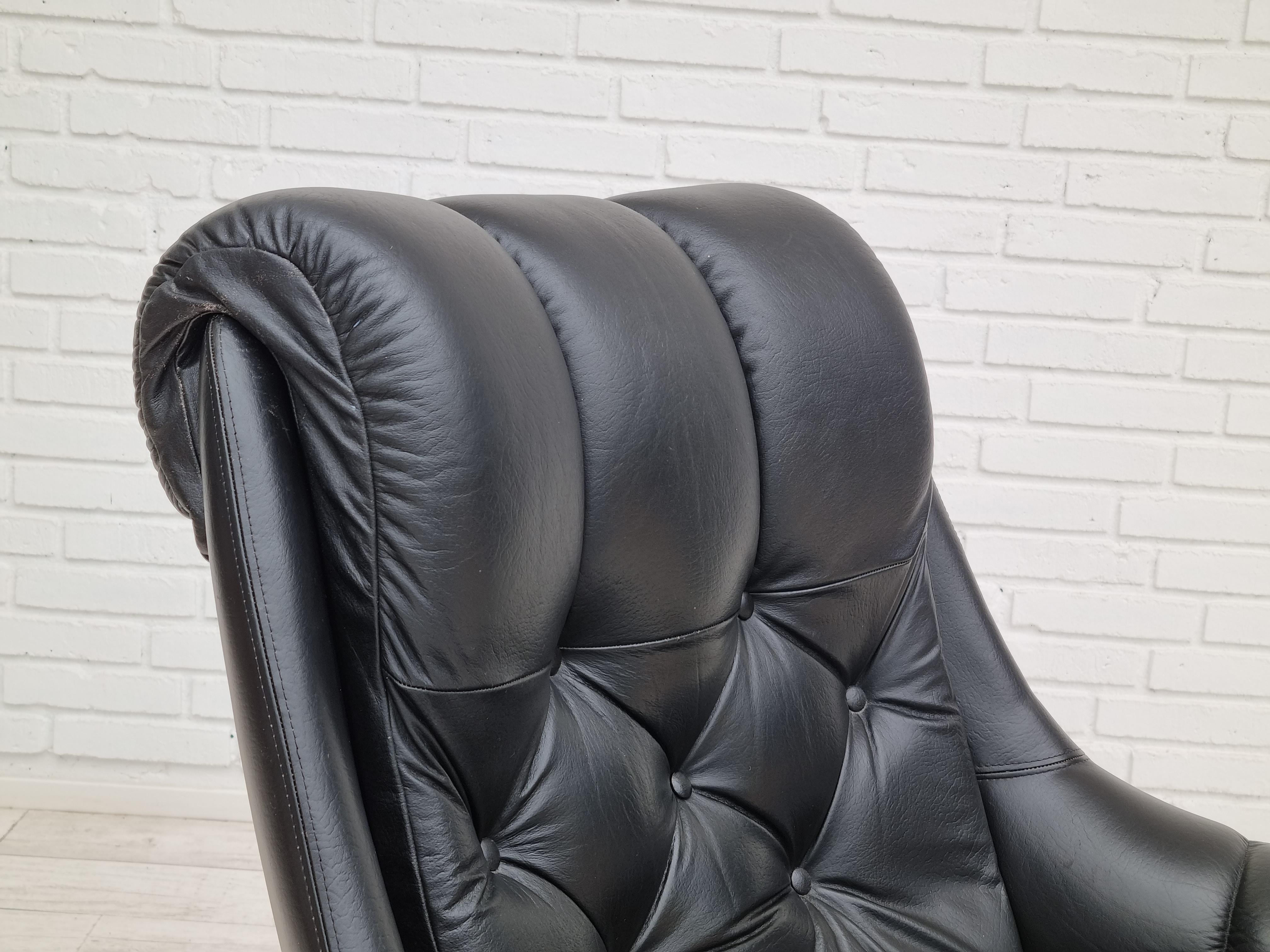 1970, Vintage Danish swivel leather armchair, original condition en vente 9