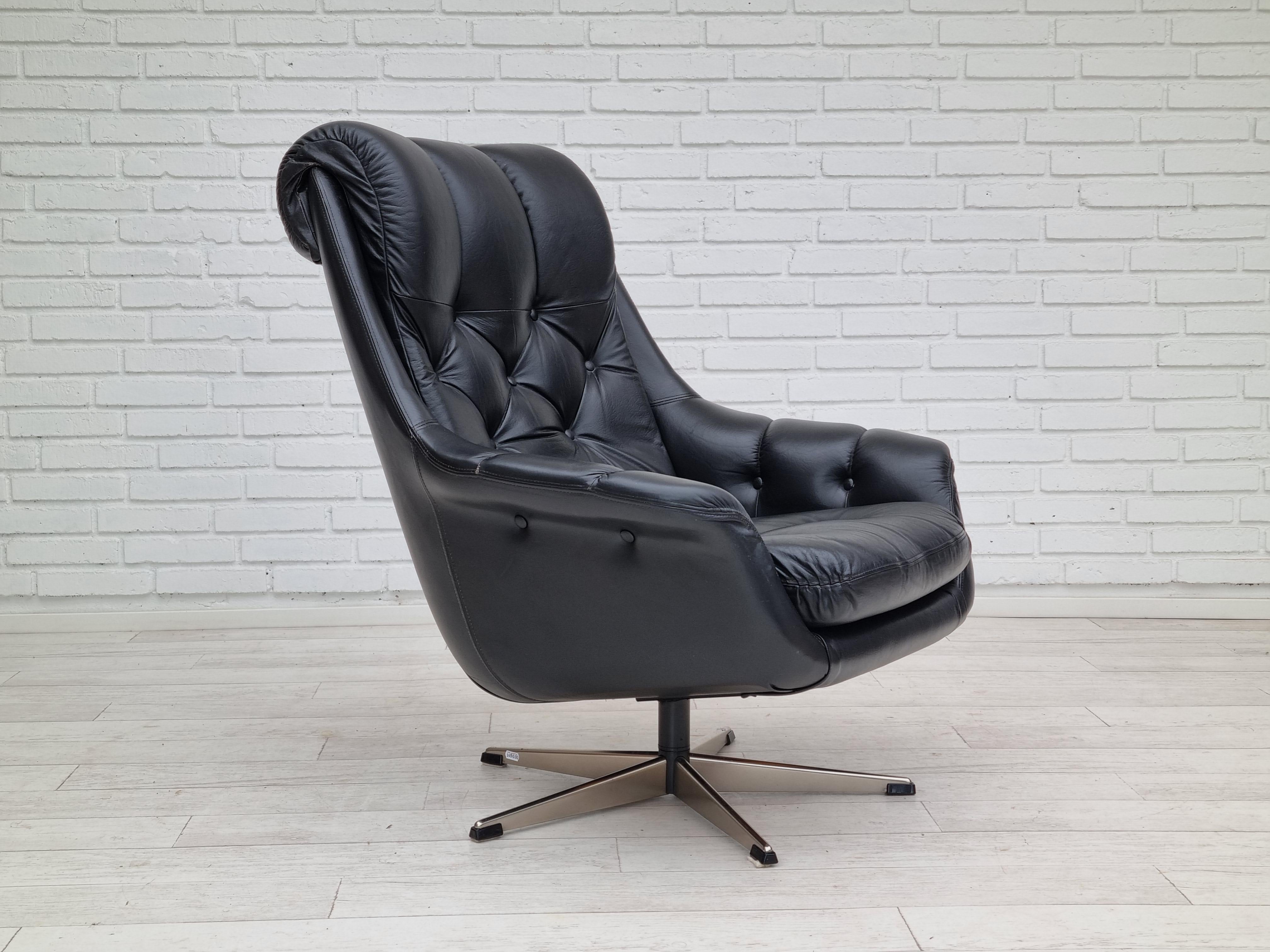 Danois 1970, Vintage Danish swivel leather armchair, original condition en vente