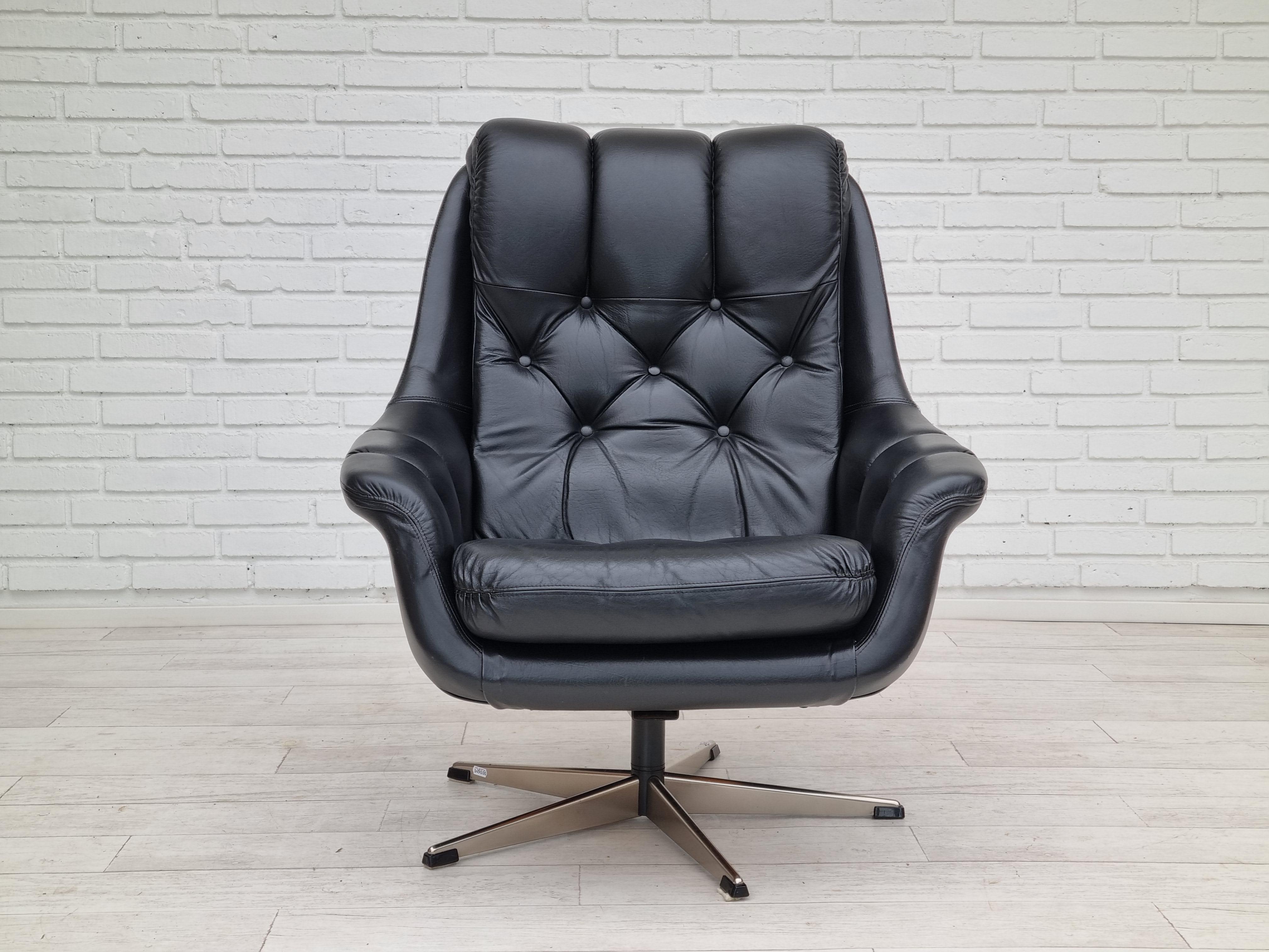 1970, Vintage Danish swivel leather armchair, original condition Bon état - En vente à Tarm, 82