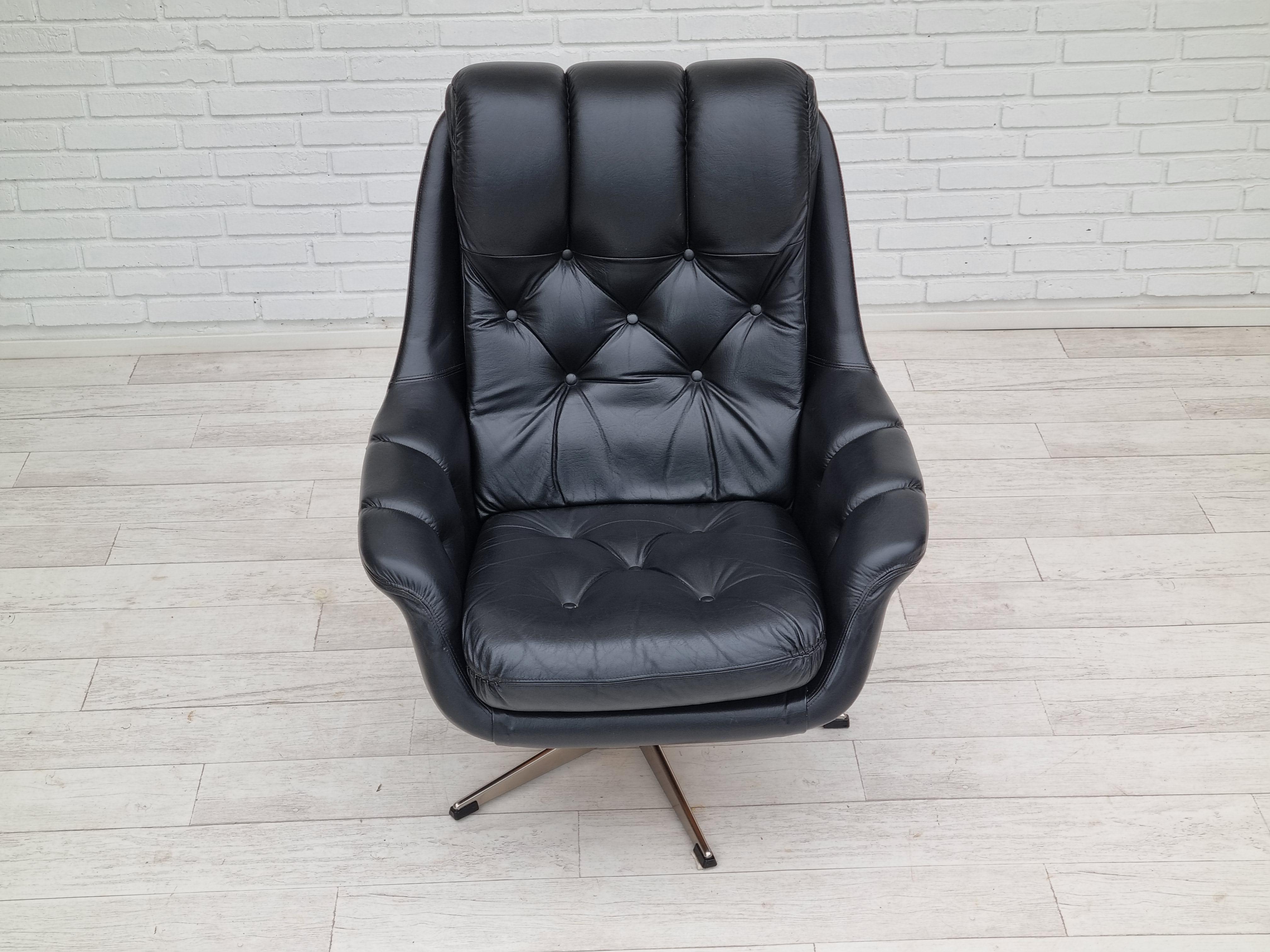 1970s, Vintage Danish swivel leather armchair, original condition In Good Condition For Sale In Tarm, 82