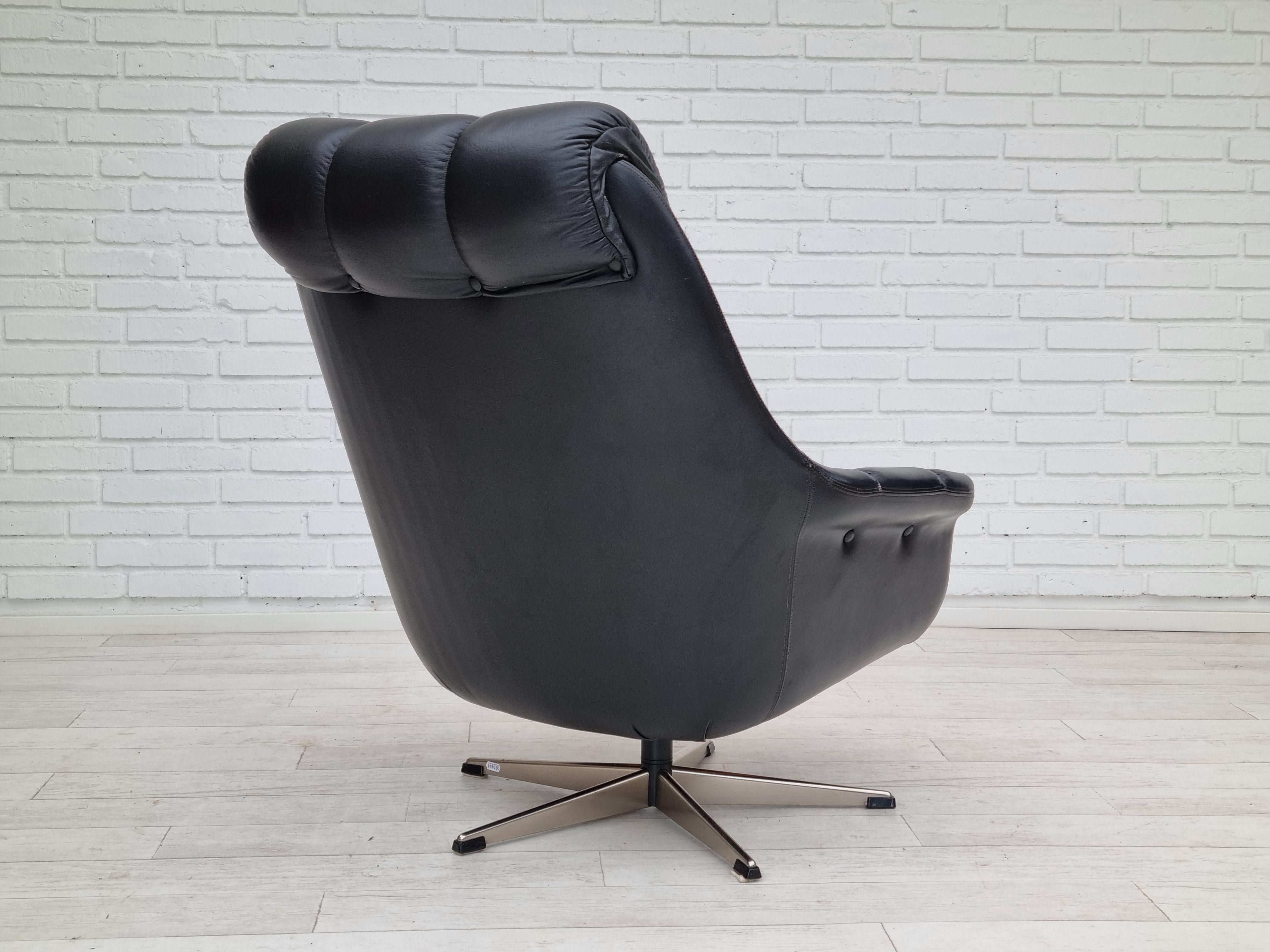 1970s, Vintage Danish swivel leather armchair, original condition For Sale 1