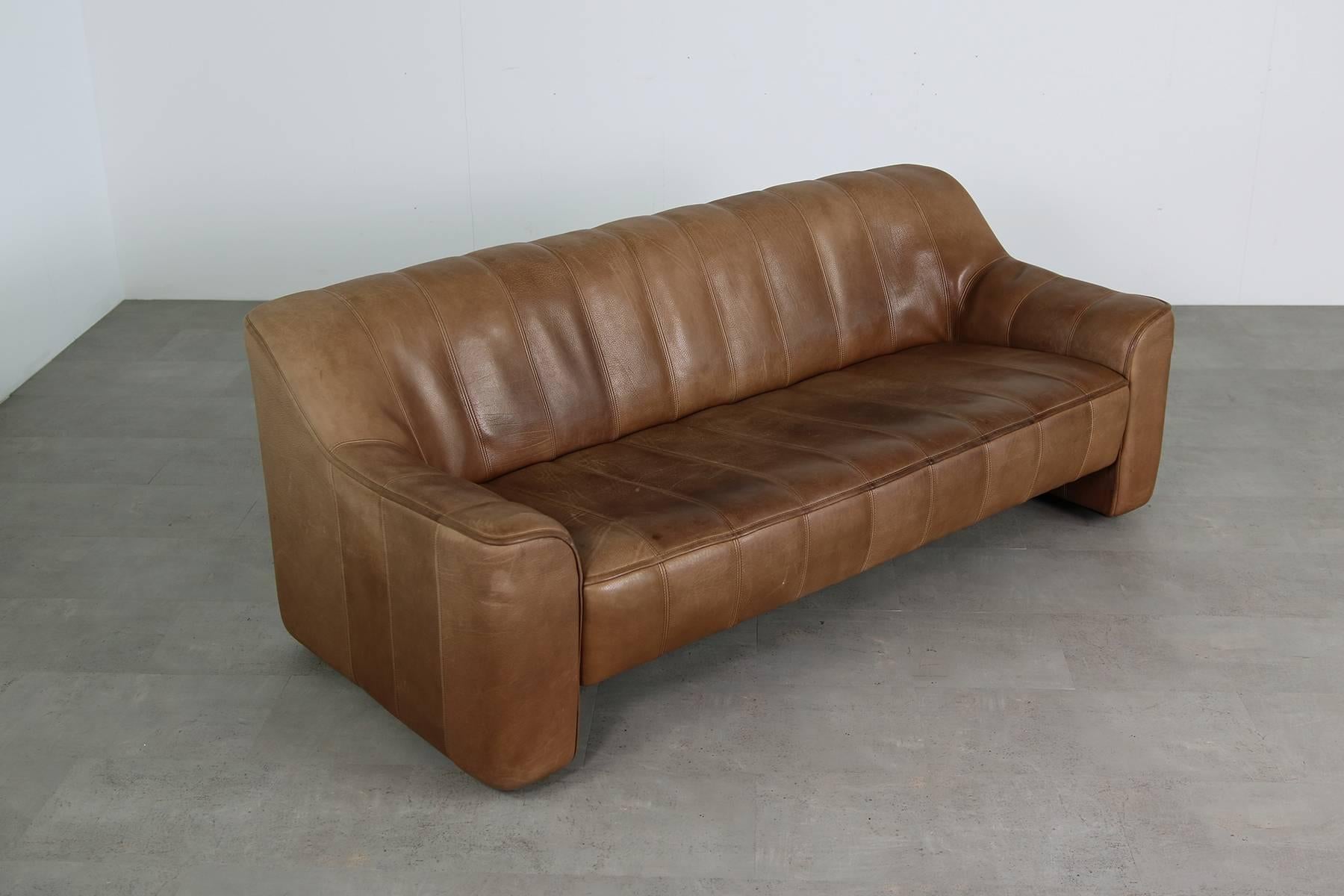 Beautiful three-seat De Sede sofa, in beautiful brown/dark cognac shades, De Sede Mod. DS 44 from the 1970s out of production! Buffalo leather, free standing. Extendable seat, amazing and unique patina, fantastic condition, super high quality, super