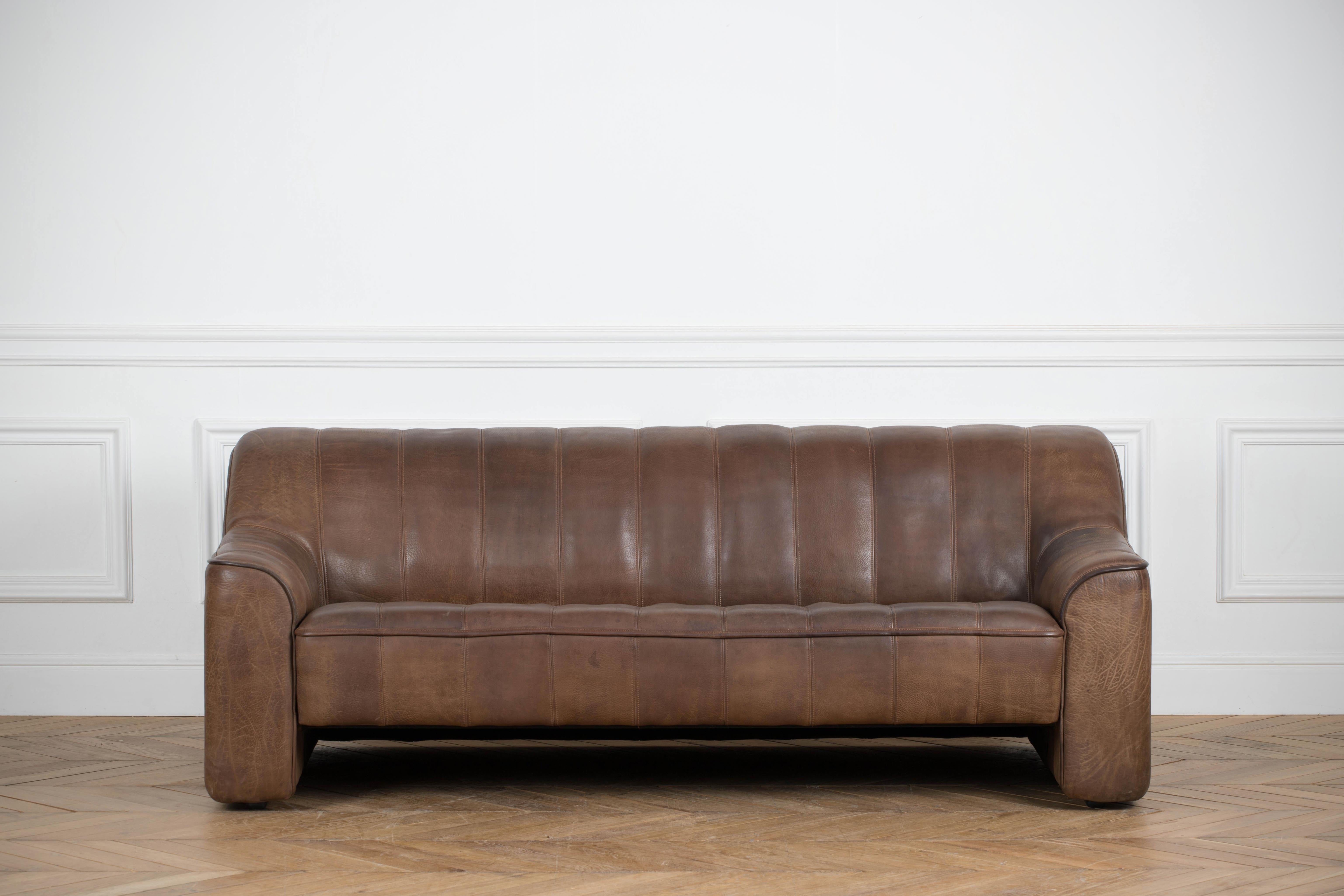 Dieses Sofa, das aus einem Modell DS44 besteht, wurde von De Sede in den 1970er Jahren in der Schweiz hergestellt.
Gepolstert mit Büffelleder in Cognac.
Diese komfortablen DS44-Sofas bieten eine ausziehbare Sitzfläche (ausziehbar von 57 bis 72