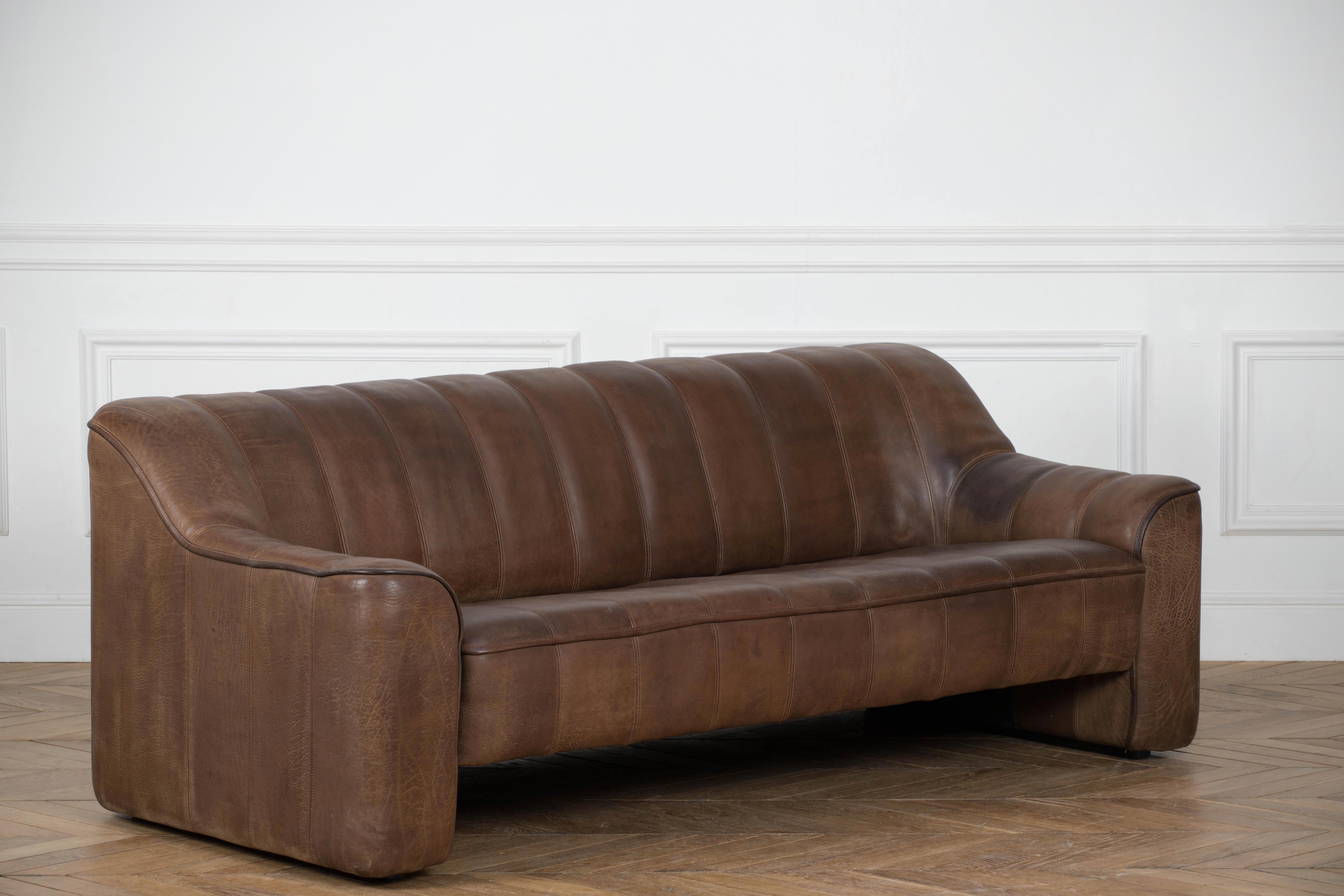 1970er Jahre Vintage De Sede DS 44 Dreisitzer-Sofa aus braunem, dunklem Cognacfarbenem Buffalo-Leder (Moderne der Mitte des Jahrhunderts)