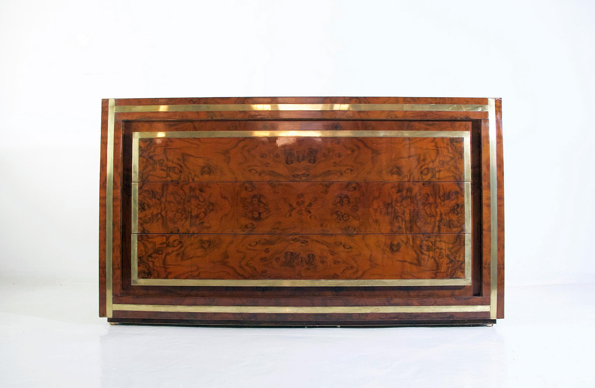 An elegant dresser in maple burl with brass details by Willy Rizzo. It has four spacious drawers and smart brass fittings. In very nice condition and of high quality production.