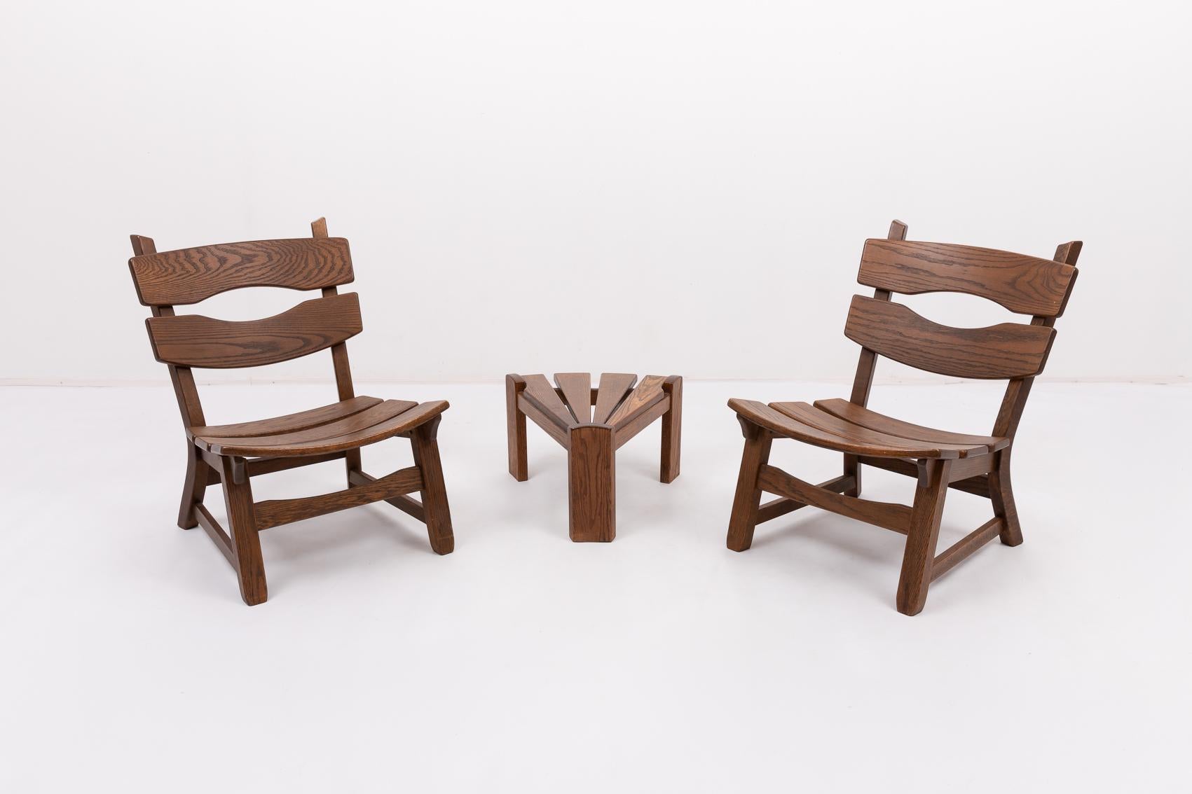 Set of 4 Brutalist chairs with side table in stained oak by Dittmann & Co for AWA. It features curved back and rounded seat. Reminiscent to Pierre Chapo and Charlotte Perriand designs.

Condition
Good, usage marks and age related wear.

Dimensions