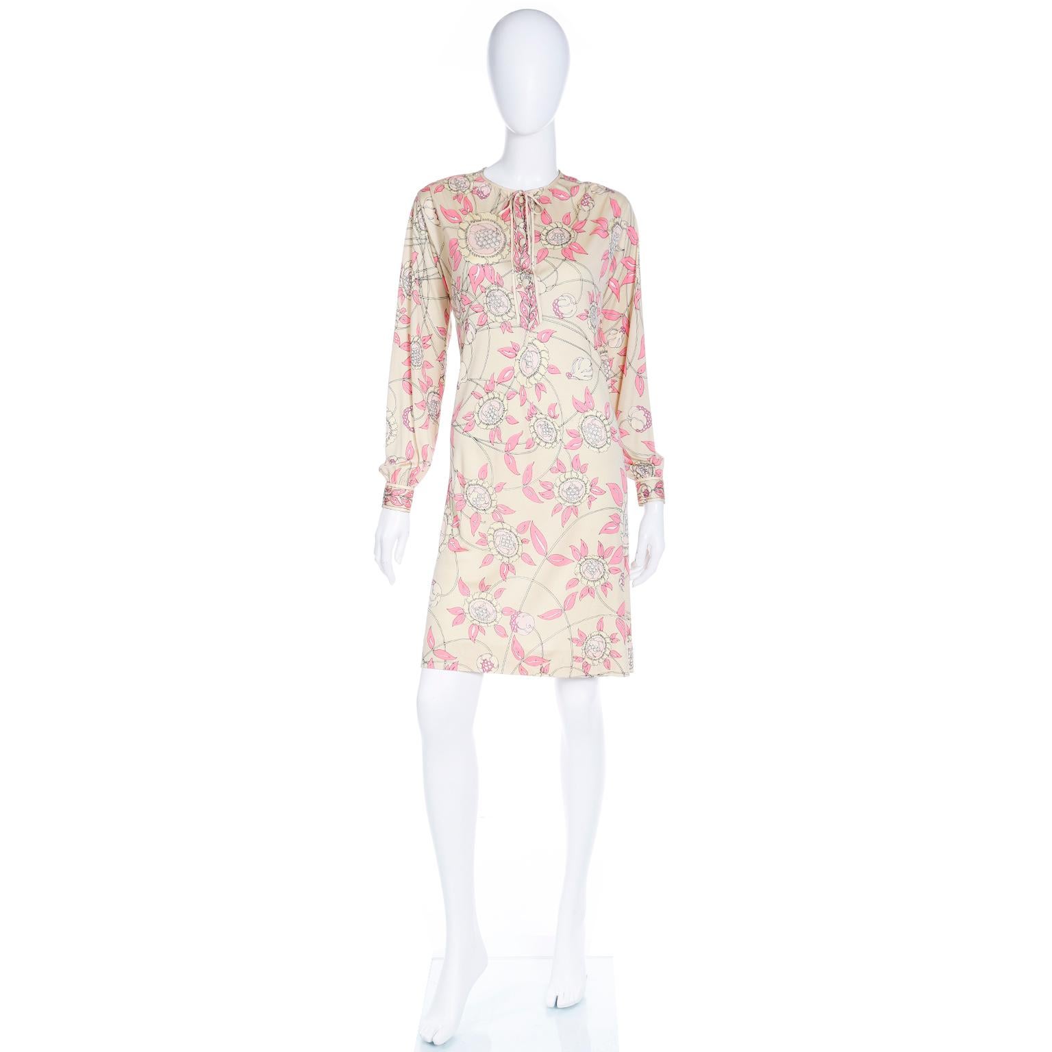 Cette robe Pucci vintage en jersey de soie des années 1970 provient de la succession d'une femme qui a vécu jusqu'à 110 ans. Elle possédait de nombreuses robes Pucci, ainsi que d'autres pièces de créateurs italiens.  L'imprimé est d'un jaune doux et