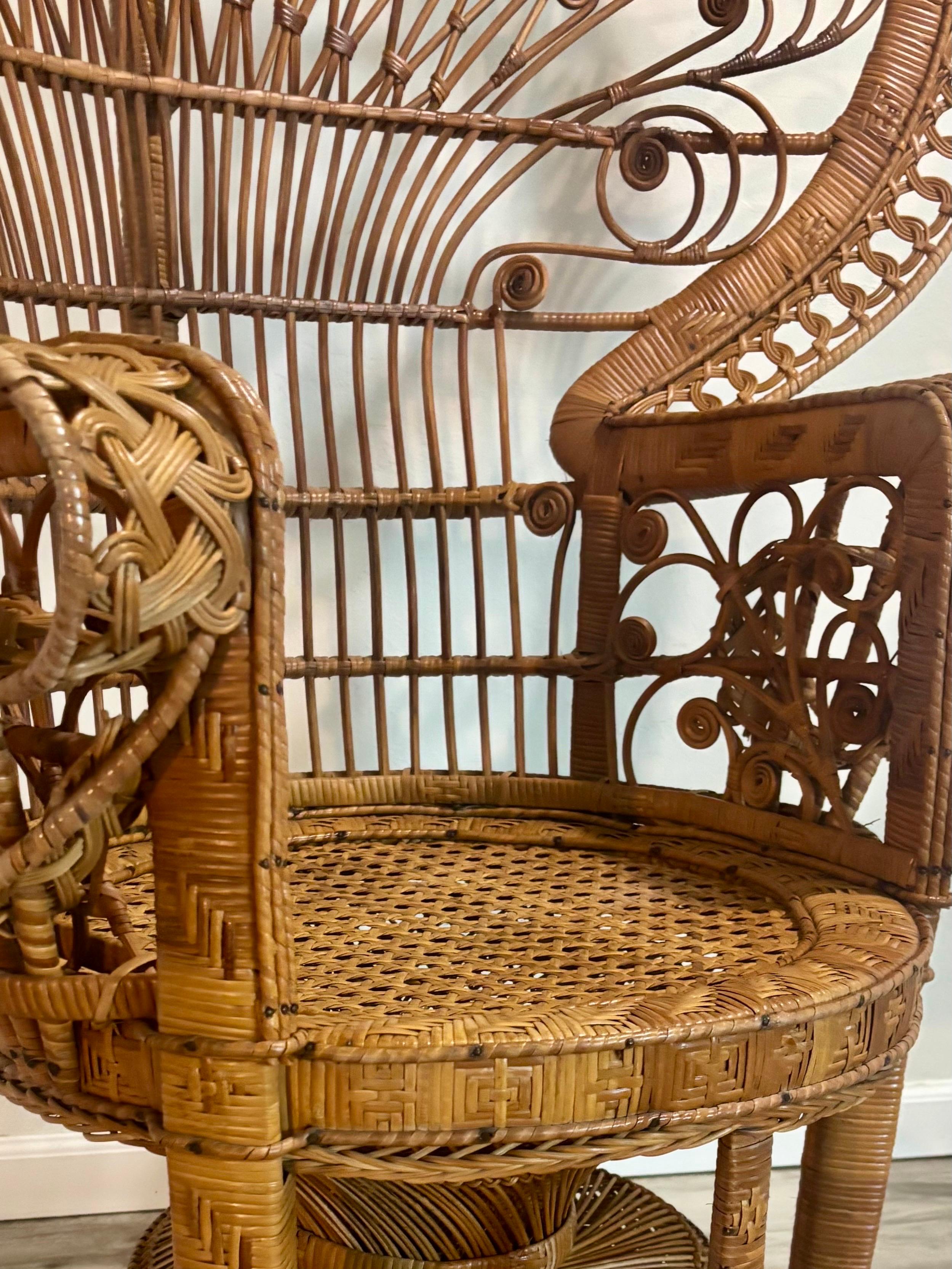 20ième siècle 1970 Vintage Emmanuelle Style Peacock Chair en vente