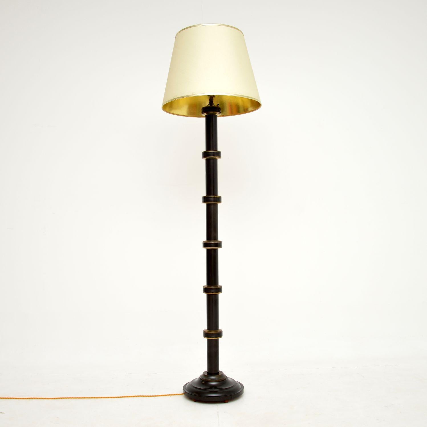 A superb vintage floor lamp in enamelled metal and brass, made in England and dating from around the 1970’s.

It is of amazing quality, it is very sturdy and heavy, the condition is excellent with just some minor surface wear. The shade is
