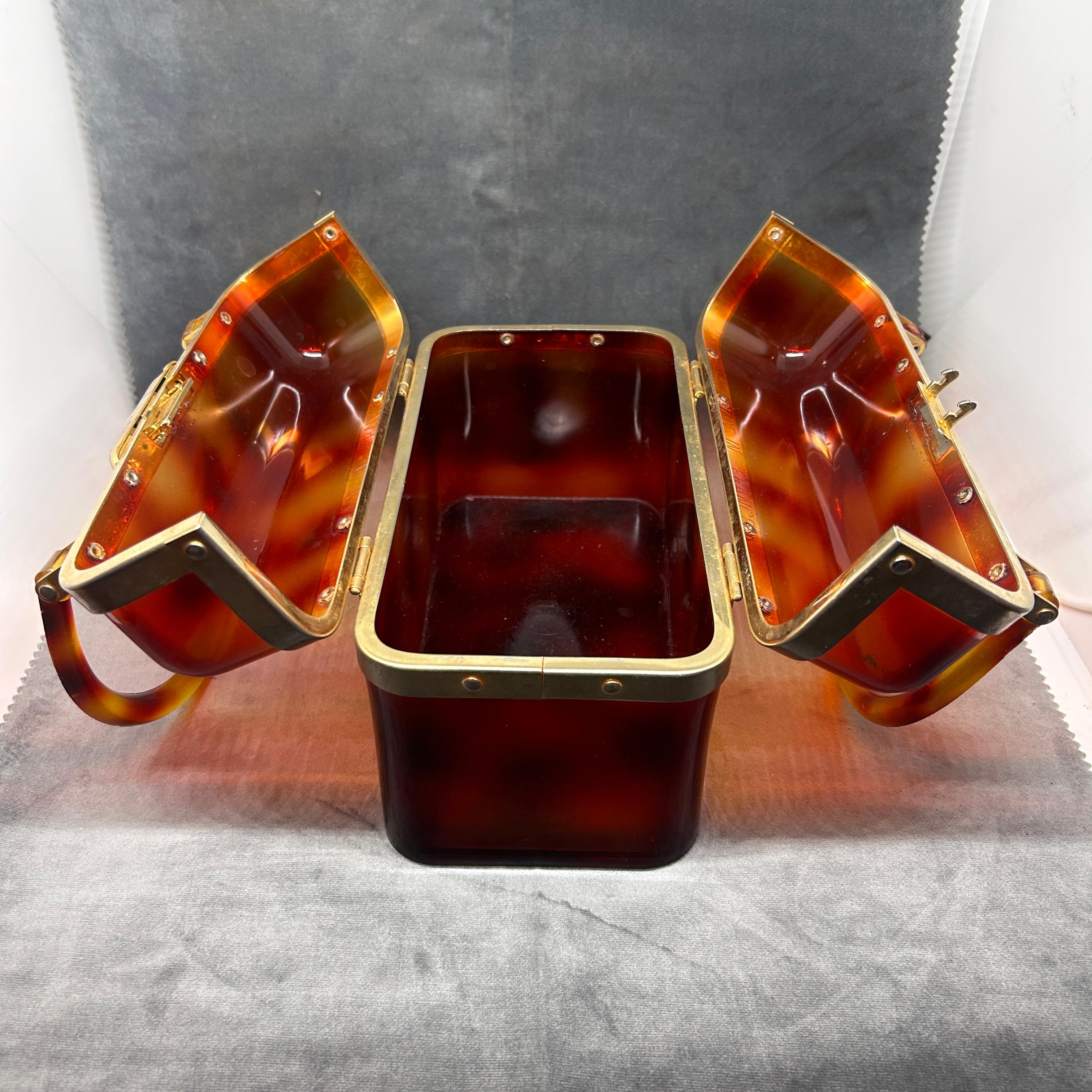 1970s Vintage Fake Tortoise Shell Lucite and Gilded Metal French Hand-Bag In Good Condition For Sale In Aci Castello, IT