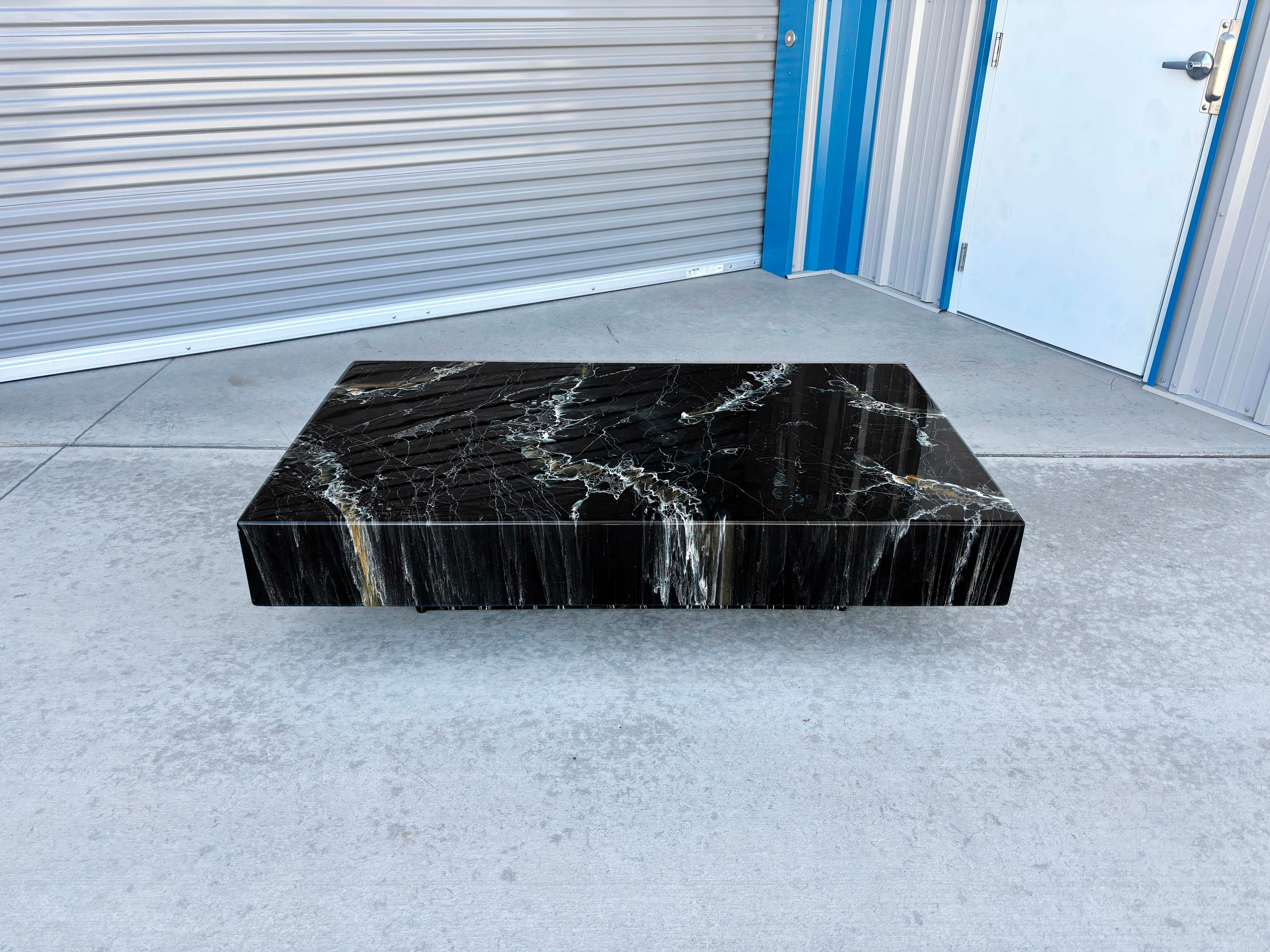 Mesa de centro vintage de mármol de imitación de los años 70, por Willy Rizzo Moderno de mediados de siglo en venta