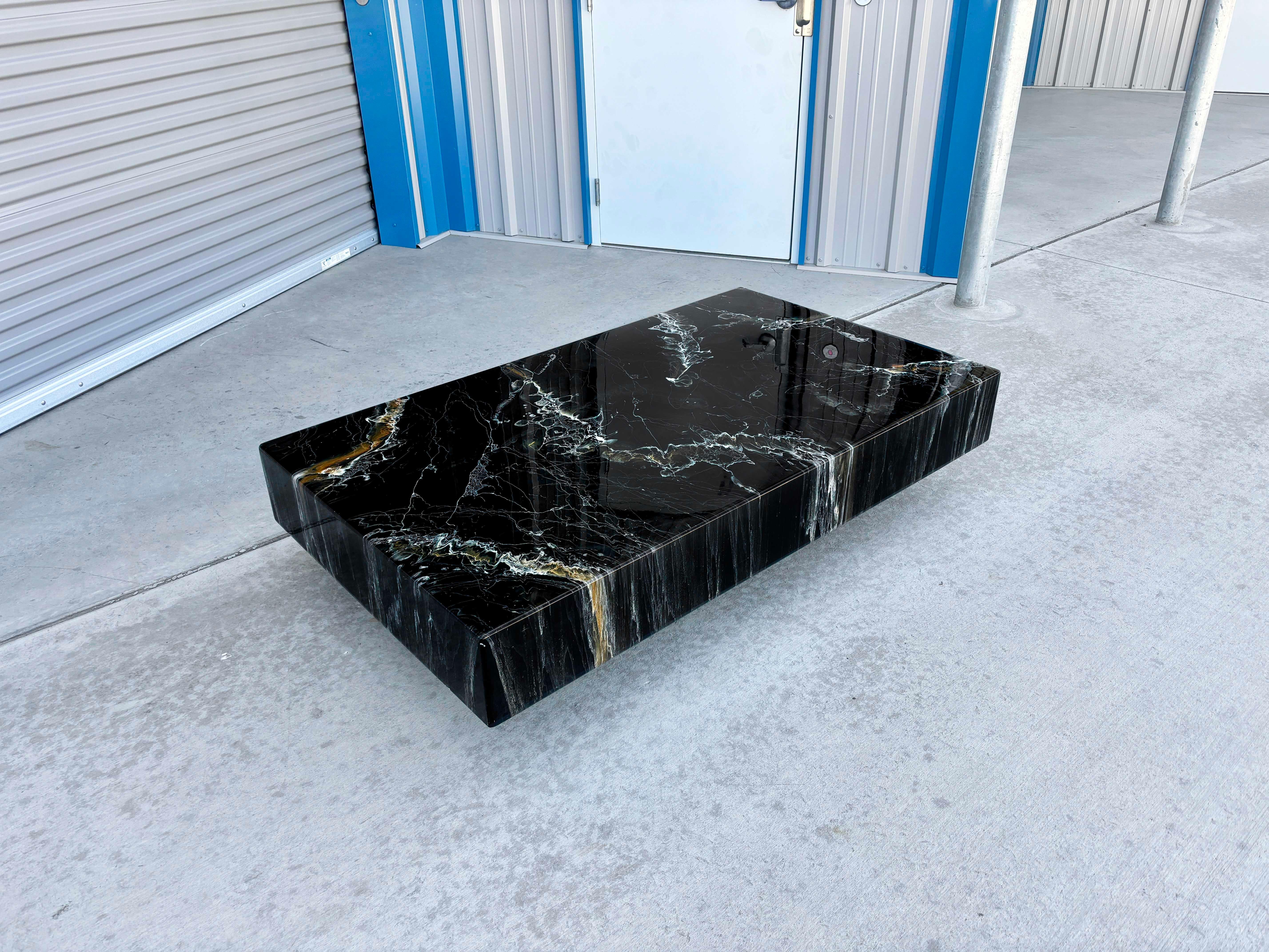 Mesa de centro vintage de mármol de imitación de los años 70, por Willy Rizzo Estadounidense en venta