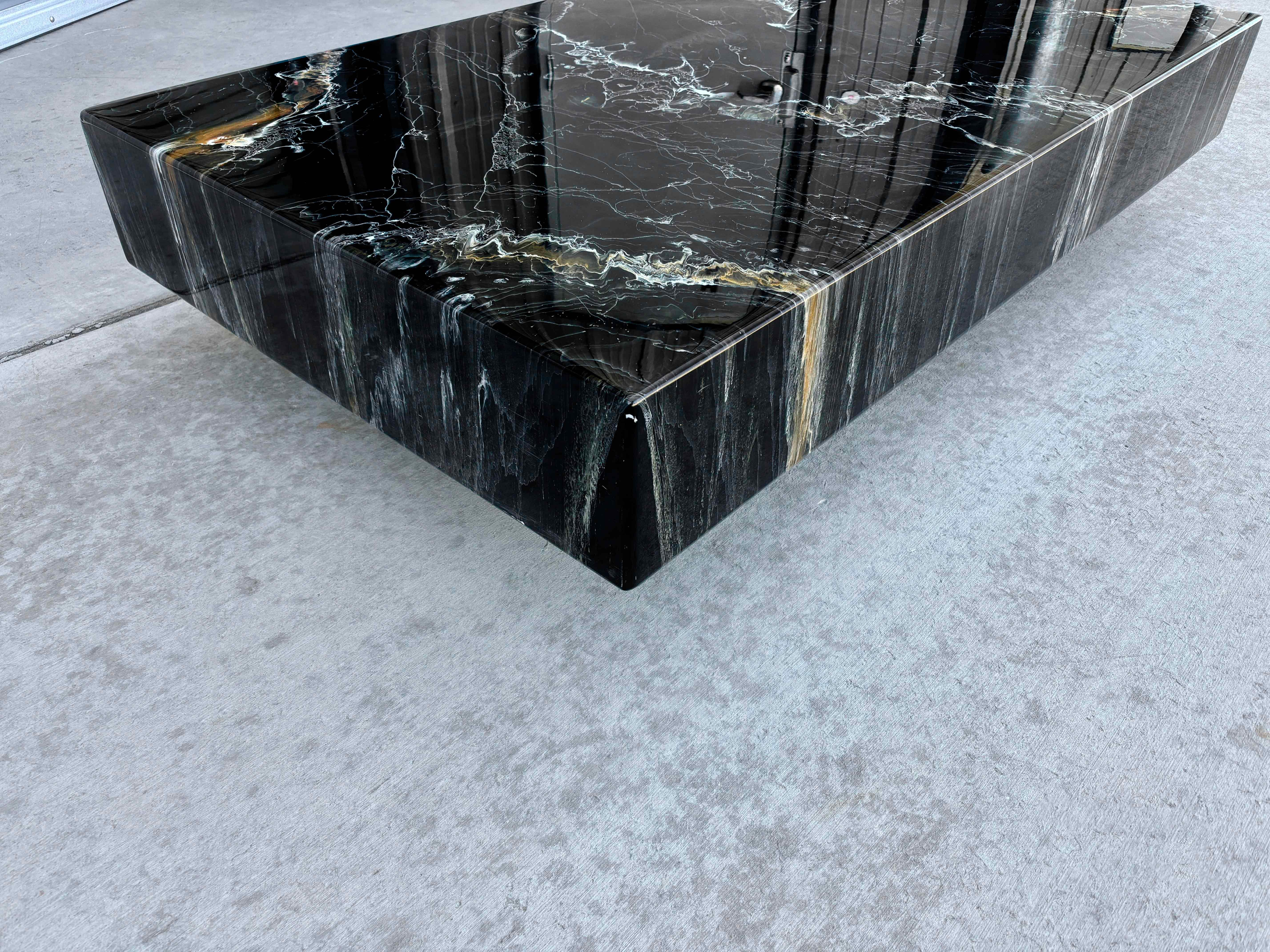 Mesa de centro vintage de mármol de imitación de los años 70, por Willy Rizzo en Bueno estado para la venta en North Hollywood, CA