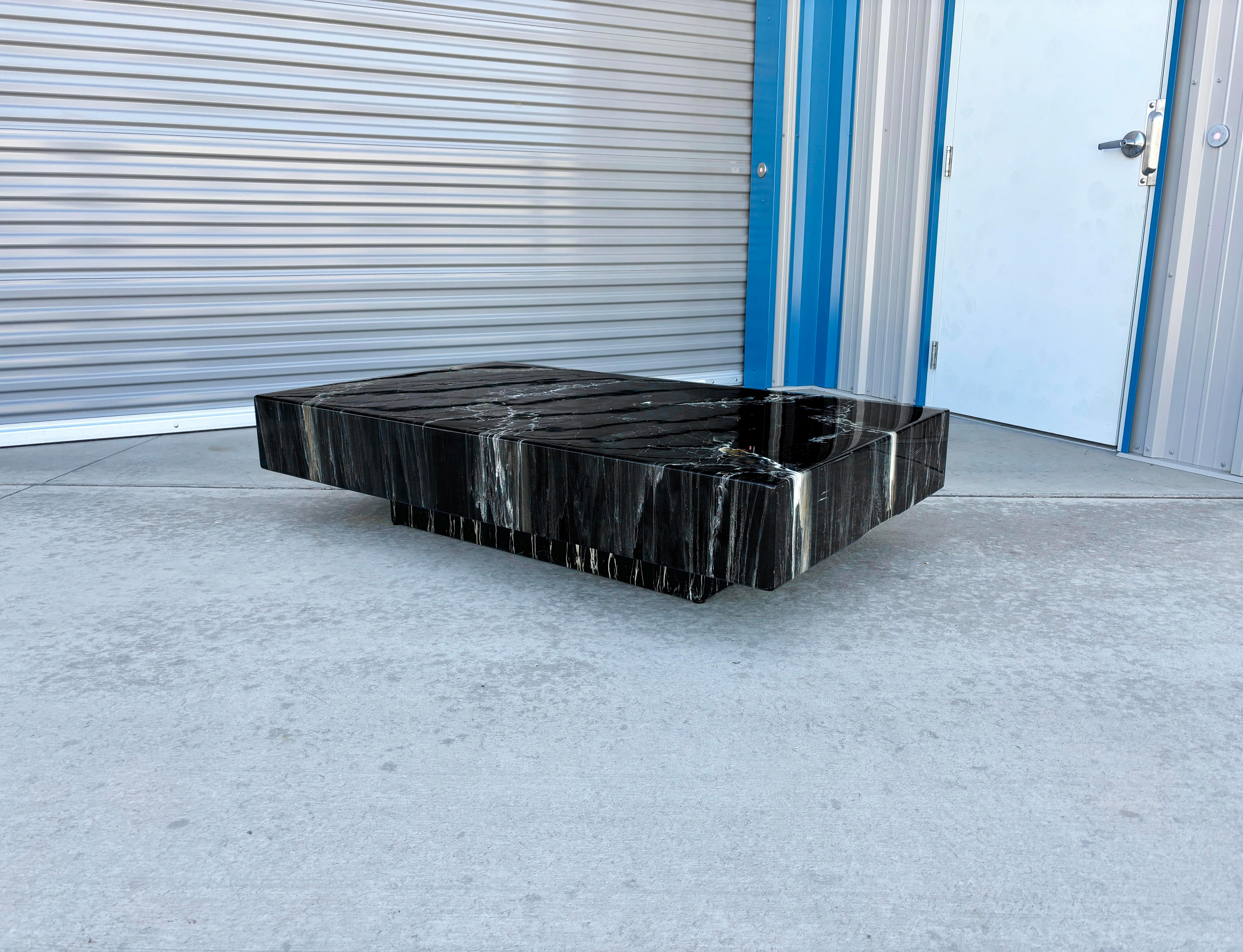 Mesa de centro vintage de mármol de imitación de los años 70, por Willy Rizzo Madera en venta