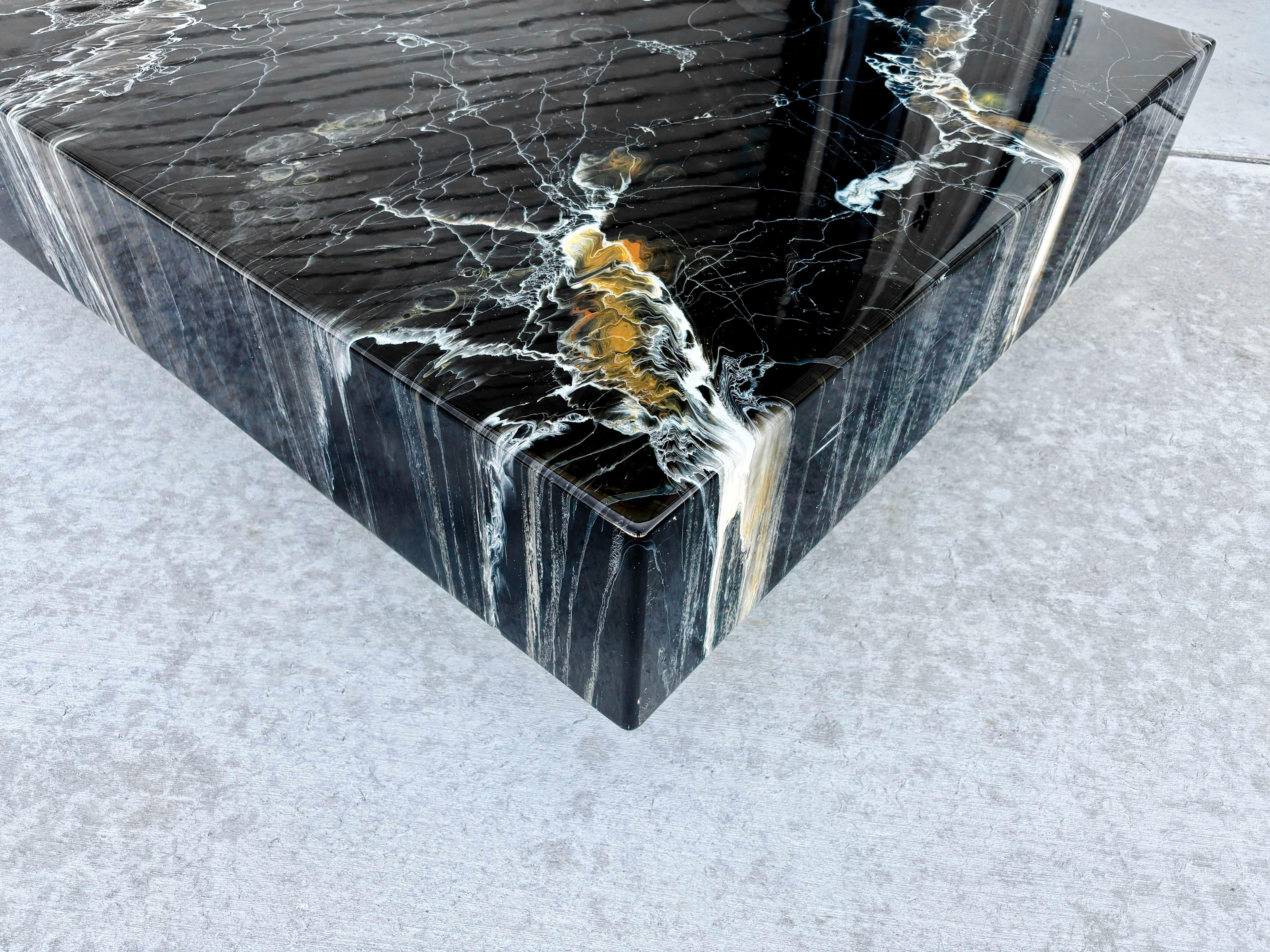 Mesa de centro vintage de mármol de imitación de los años 70, por Willy Rizzo en venta 2