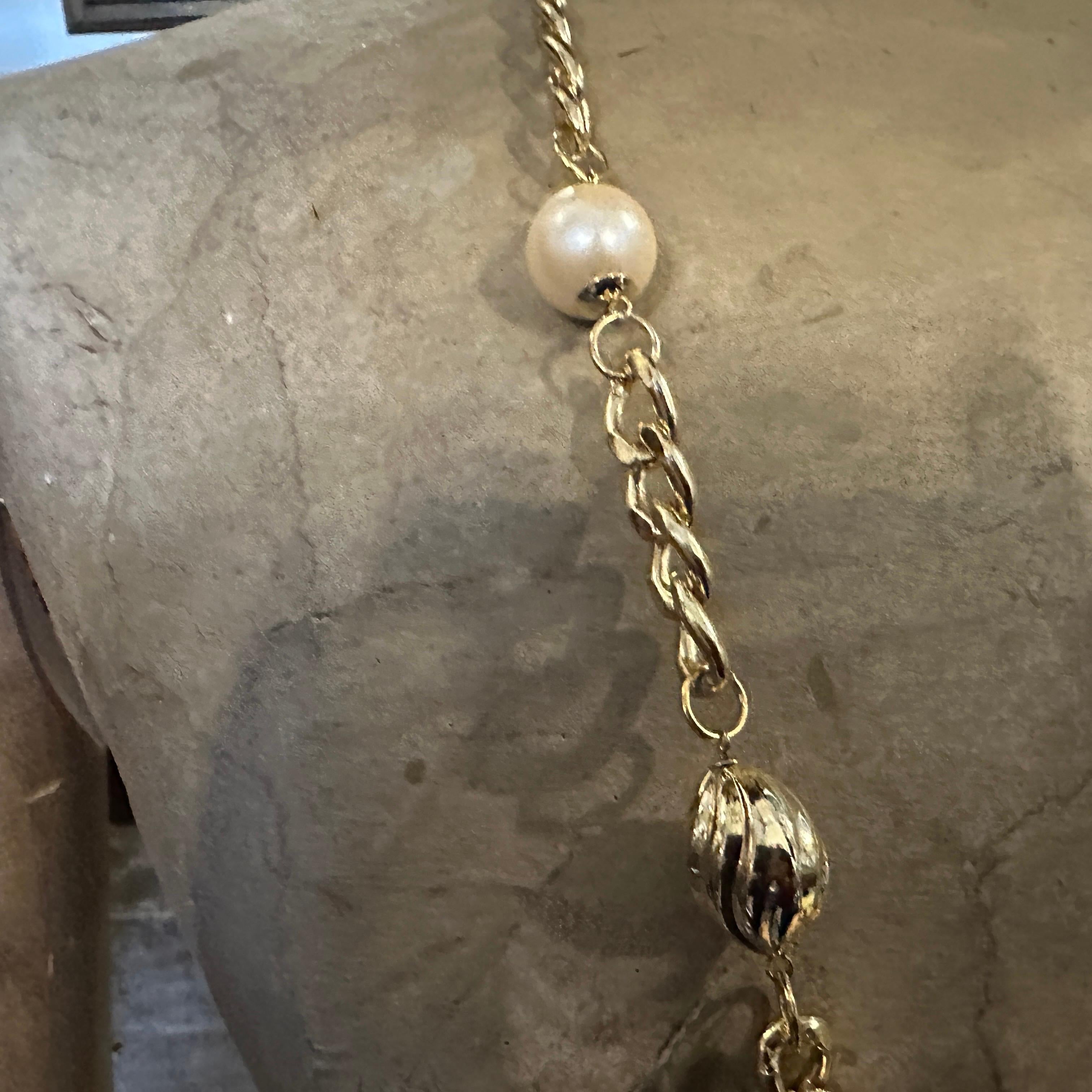 Diese atemberaubende lange italienische Kette ist ein klassisches Stück Modeschmuck aus den 1970er Jahren, perfekt, um einen Hauch von zeitlosem Glamour zu verleihen. Das Design besteht aus einer massiven Panzerkette aus vergoldetem Messing, die den