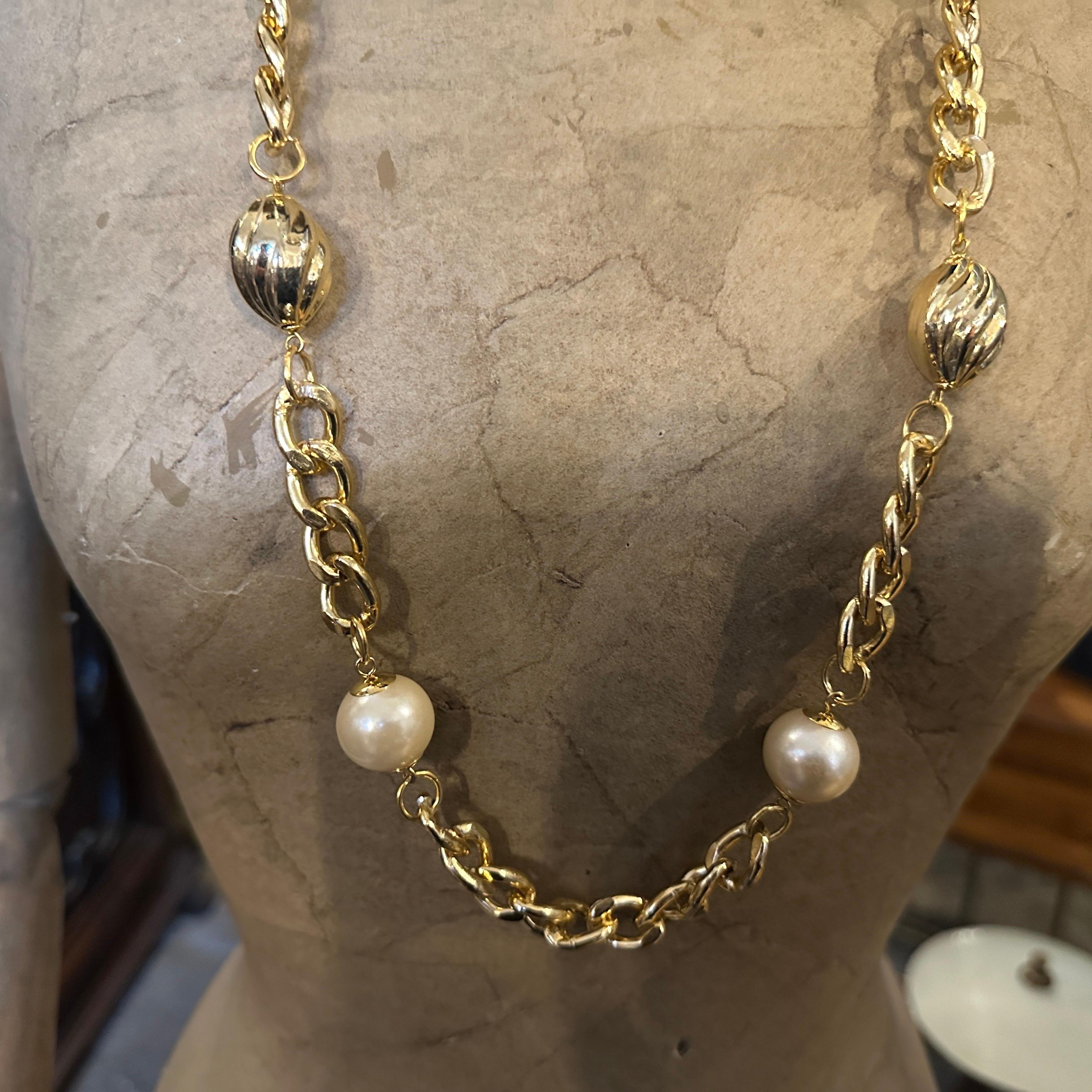 1970er Vintage Kunstperlen und vergoldetes Messing Lange italienische Kette (Zeitgenössisch) im Angebot