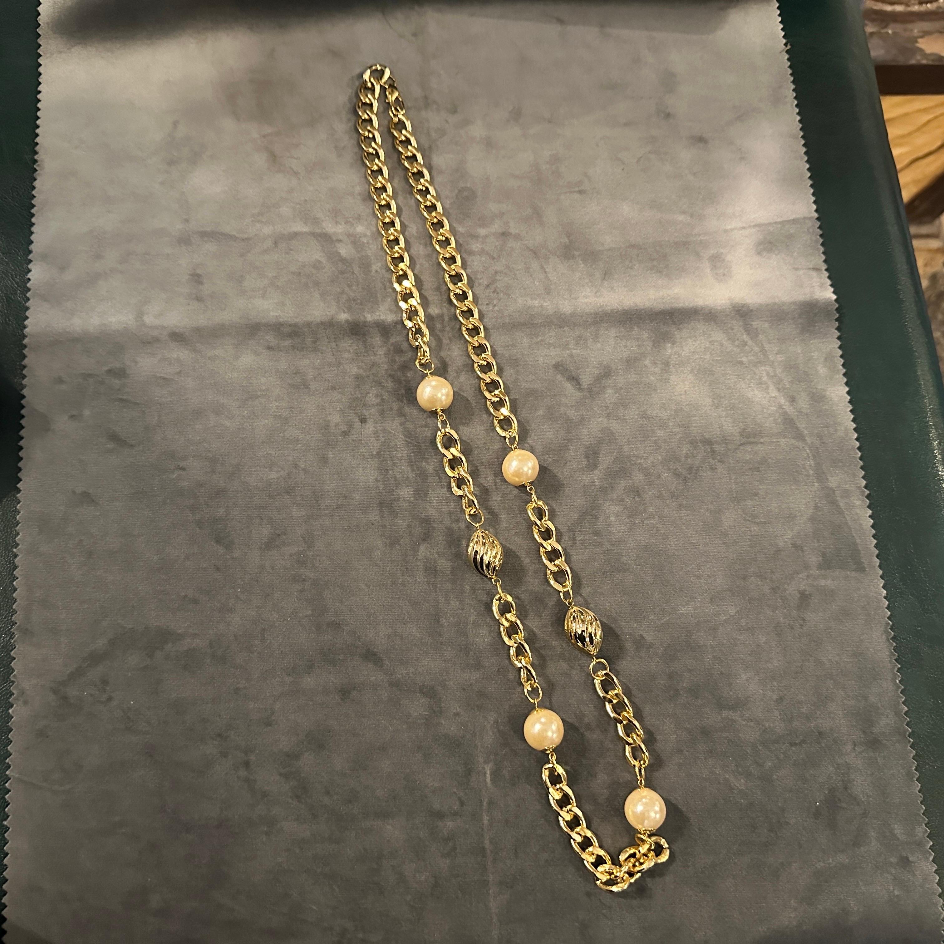 1970er Vintage Kunstperlen und vergoldetes Messing Lange italienische Kette im Zustand „Hervorragend“ im Angebot in Aci Castello, IT