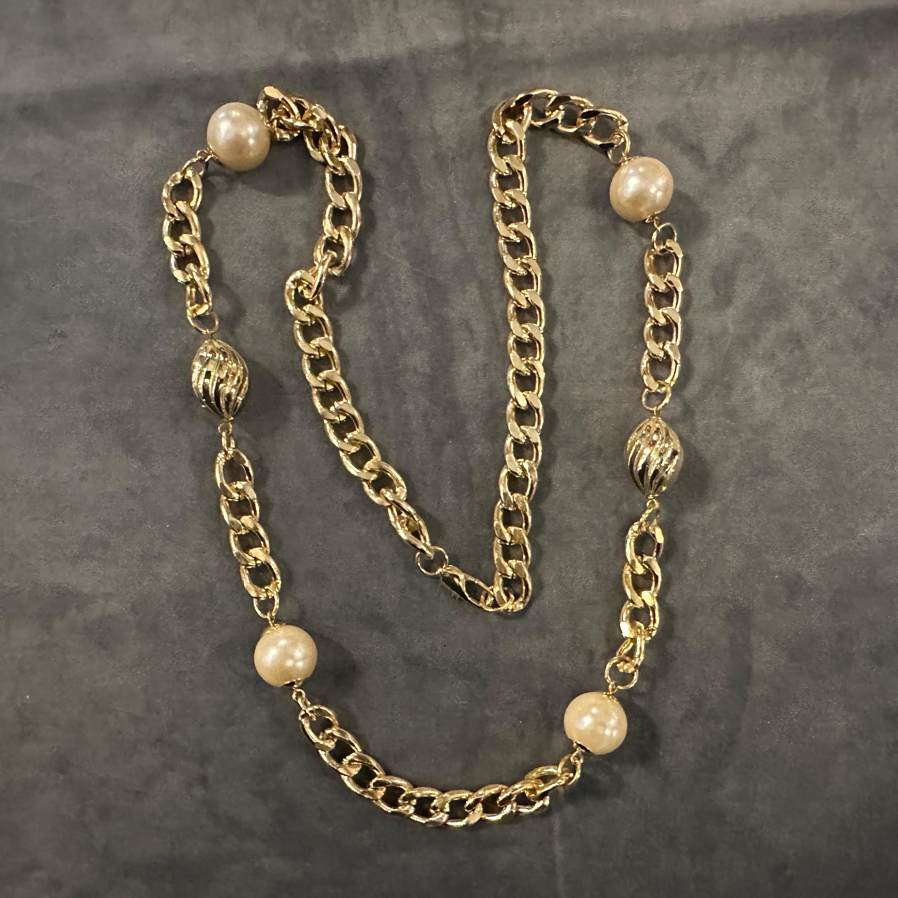 1970er Vintage Kunstperlen und vergoldetes Messing Lange italienische Kette Damen im Angebot