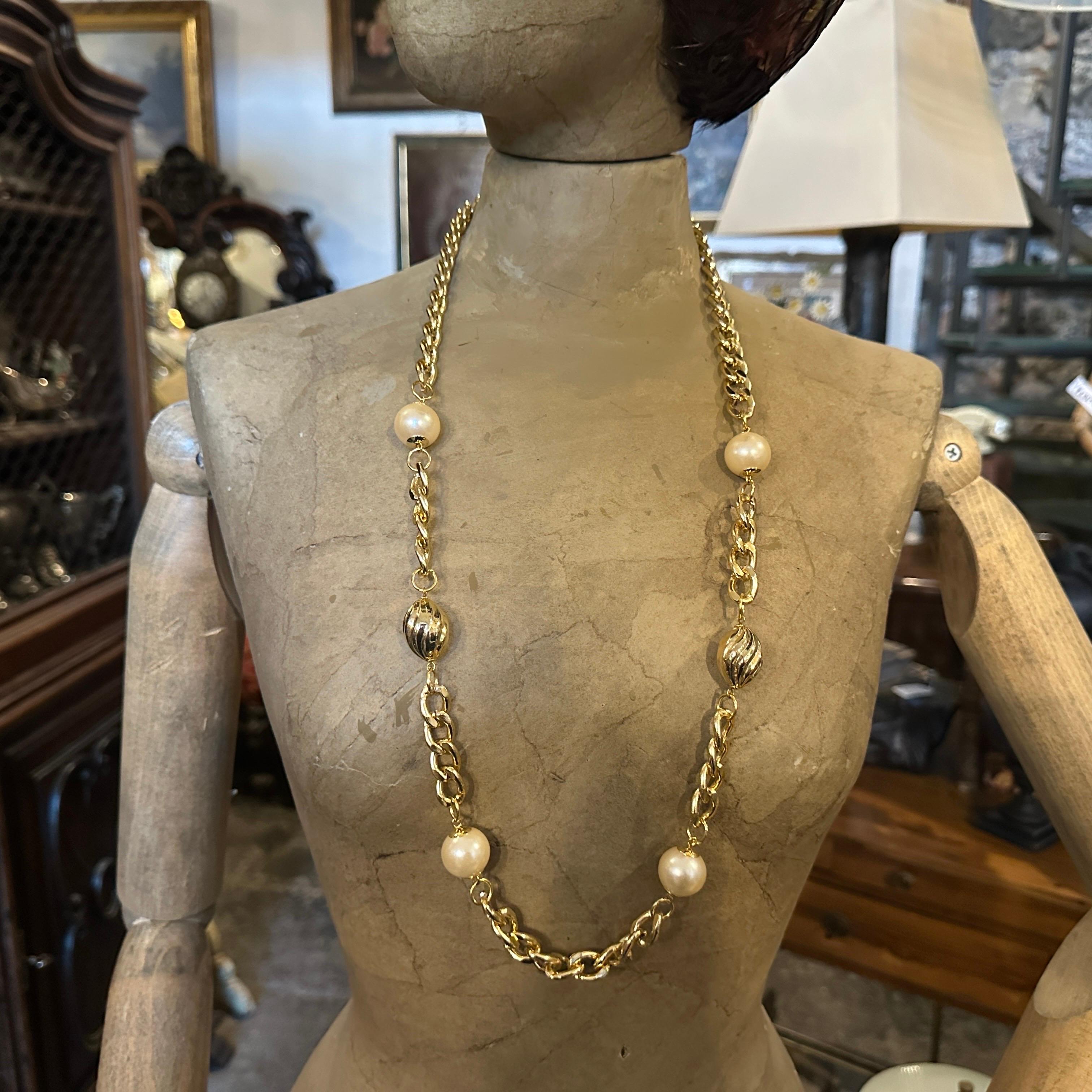1970er Vintage Kunstperlen und vergoldetes Messing Lange italienische Kette im Angebot 1