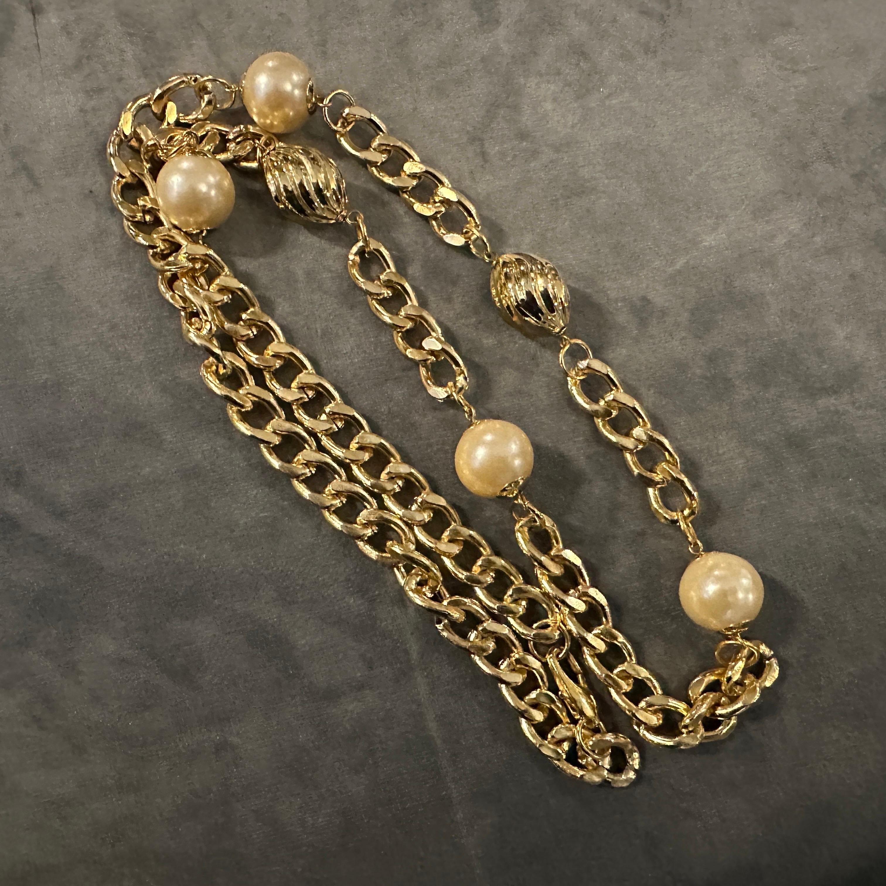 1970er Vintage Kunstperlen und vergoldetes Messing Lange italienische Kette im Angebot 2