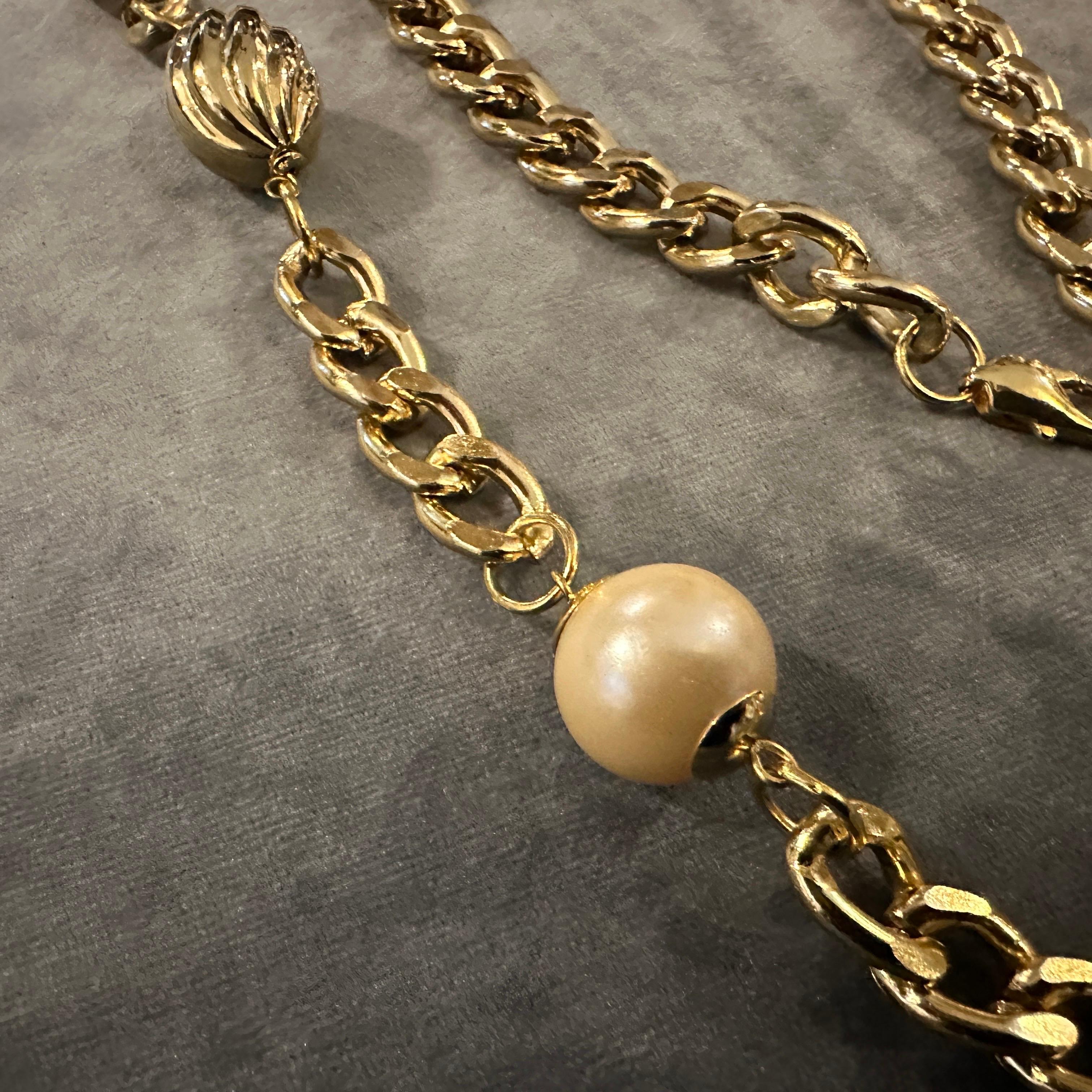 1970er Vintage Kunstperlen und vergoldetes Messing Lange italienische Kette im Angebot 3