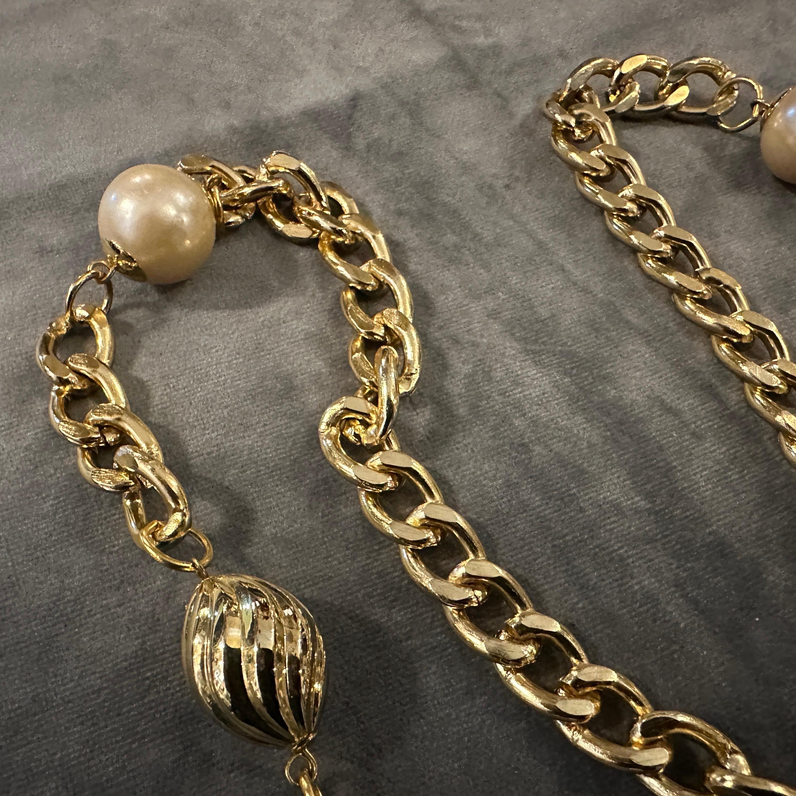 1970er Vintage Kunstperlen und vergoldetes Messing Lange italienische Kette im Angebot 4