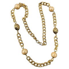 Cadena italiana larga de perlas de imitación y latón dorado vintage de los años 70