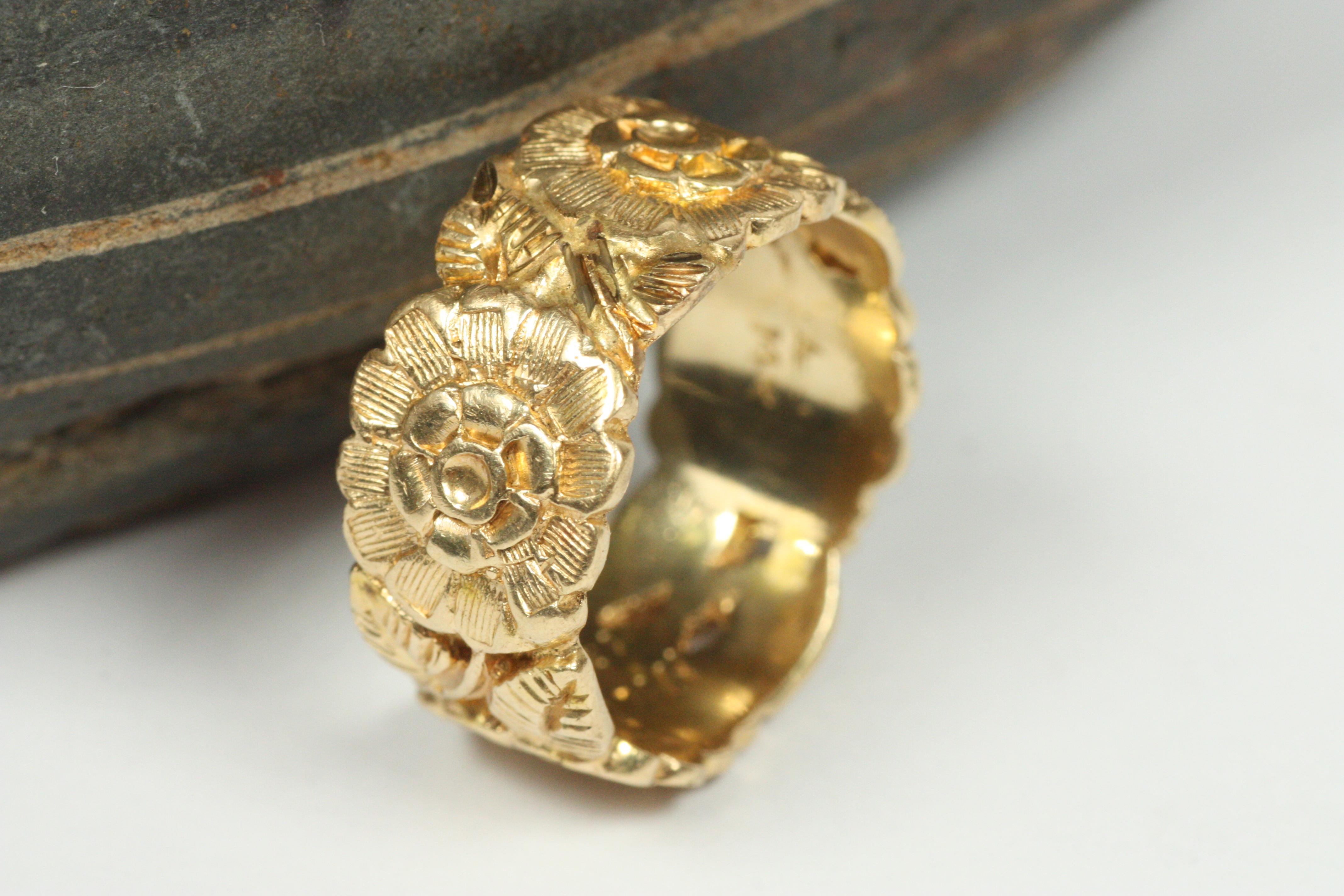 1970s Vintage Floral 9mm Wide Women's Wedding Band in 14K Yellow Gold In Good Condition For Sale In Santa Monica, CA