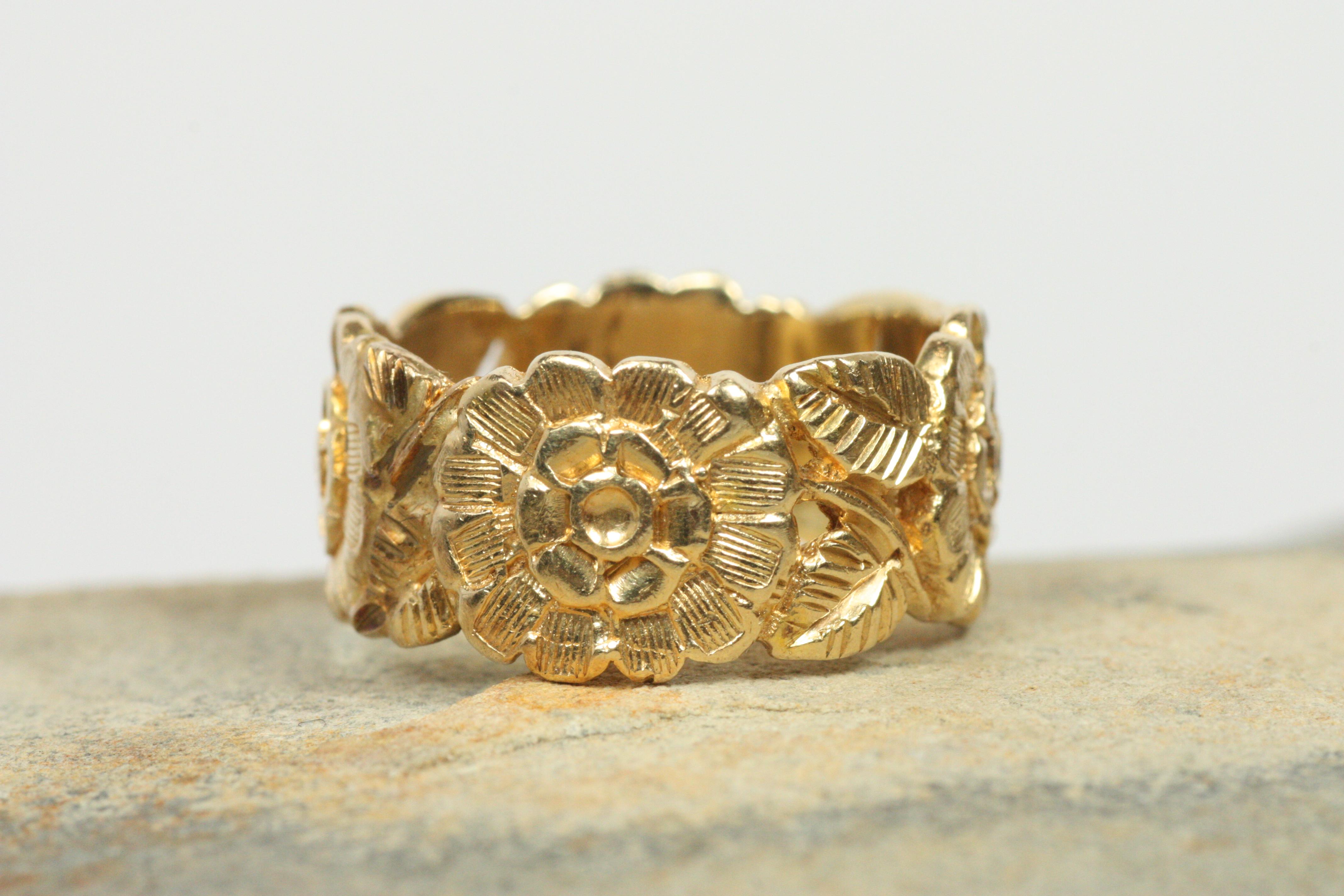 1970s Vintage Floral 9mm Wide Women's Wedding Band in 14K Yellow Gold For Sale 1