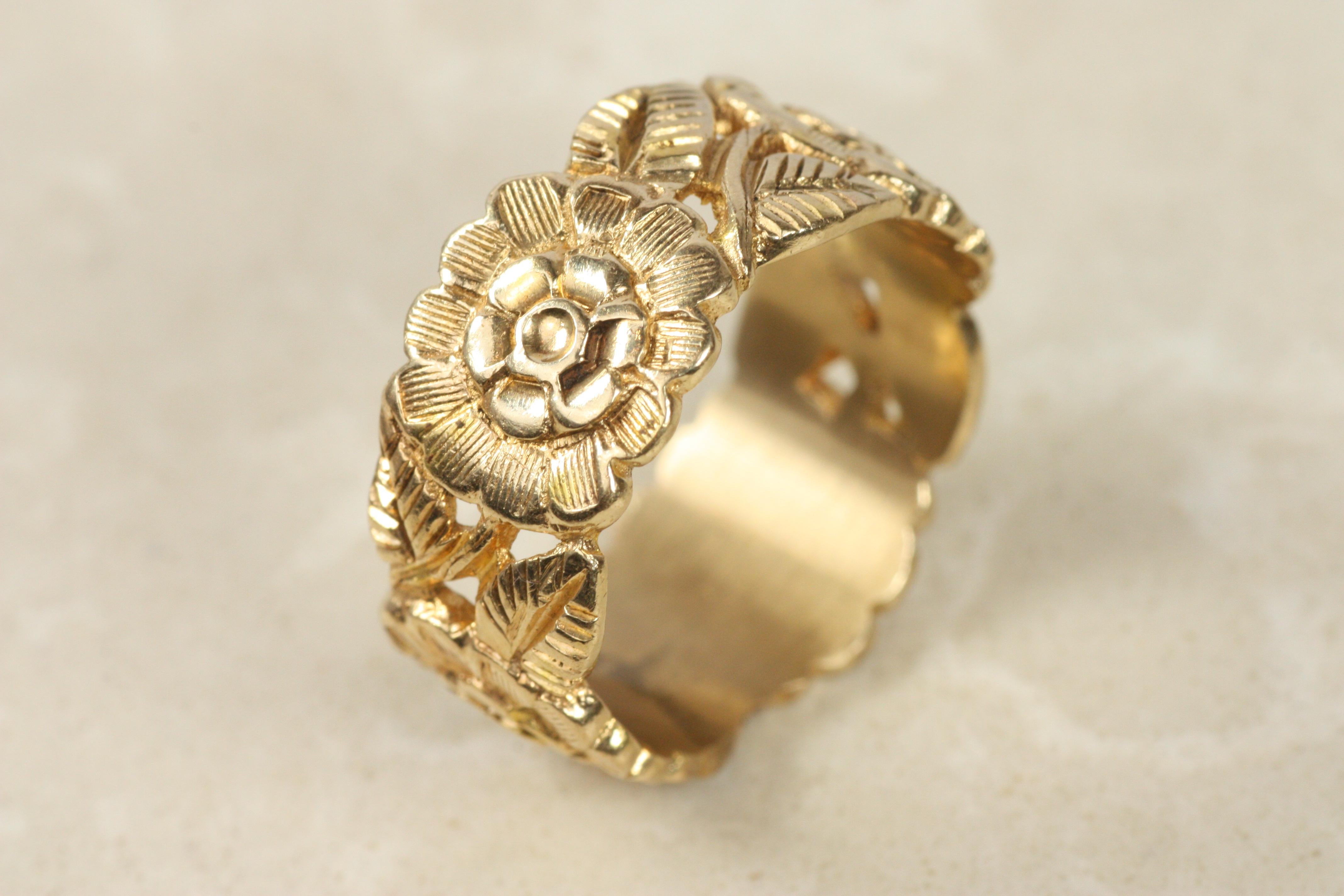 1970s Vintage Floral 9mm Wide Women's Wedding Band in 14K Yellow Gold For Sale 2