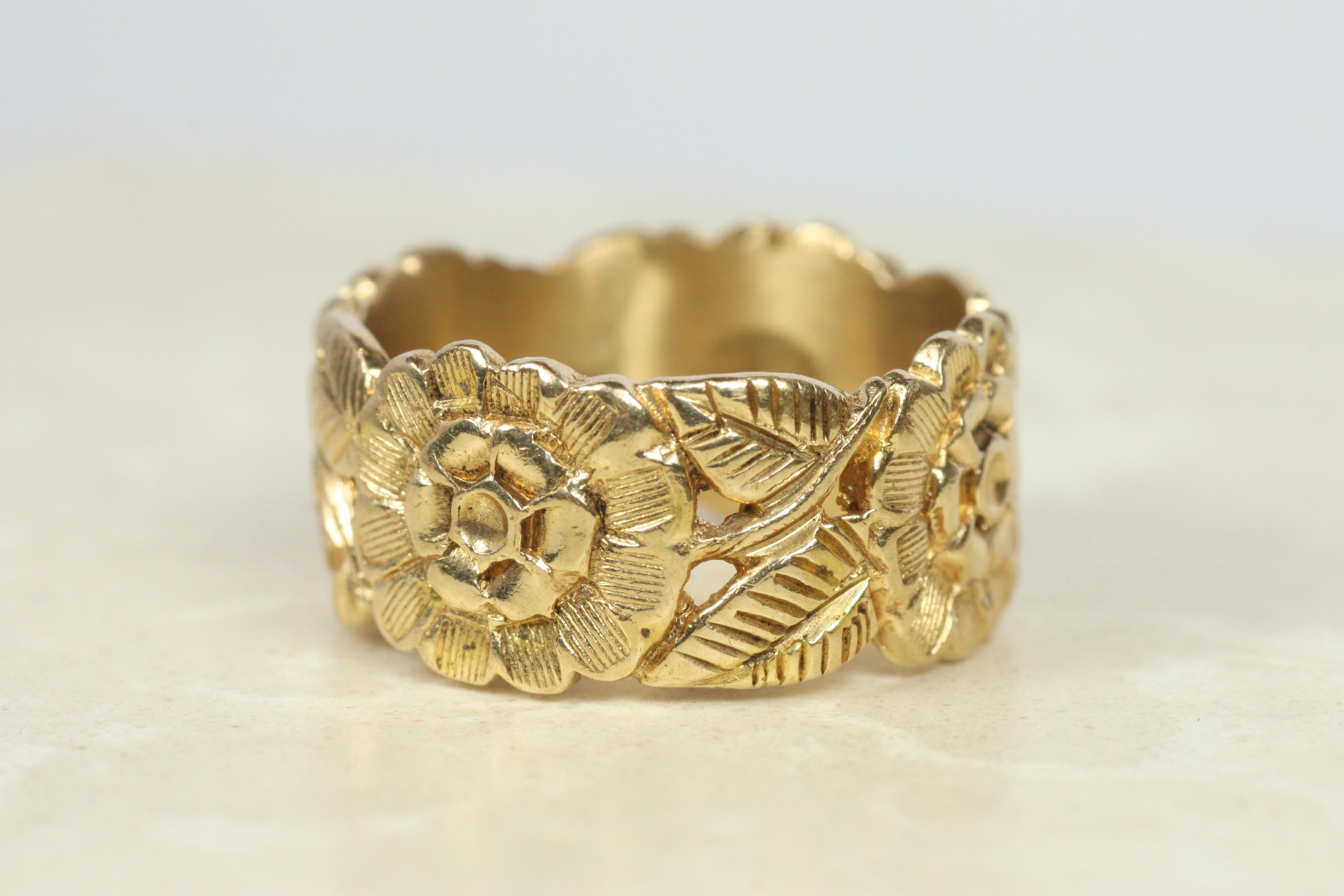 1970s Vintage Floral 9mm Wide Women's Wedding Band in 14K Yellow Gold For Sale 3