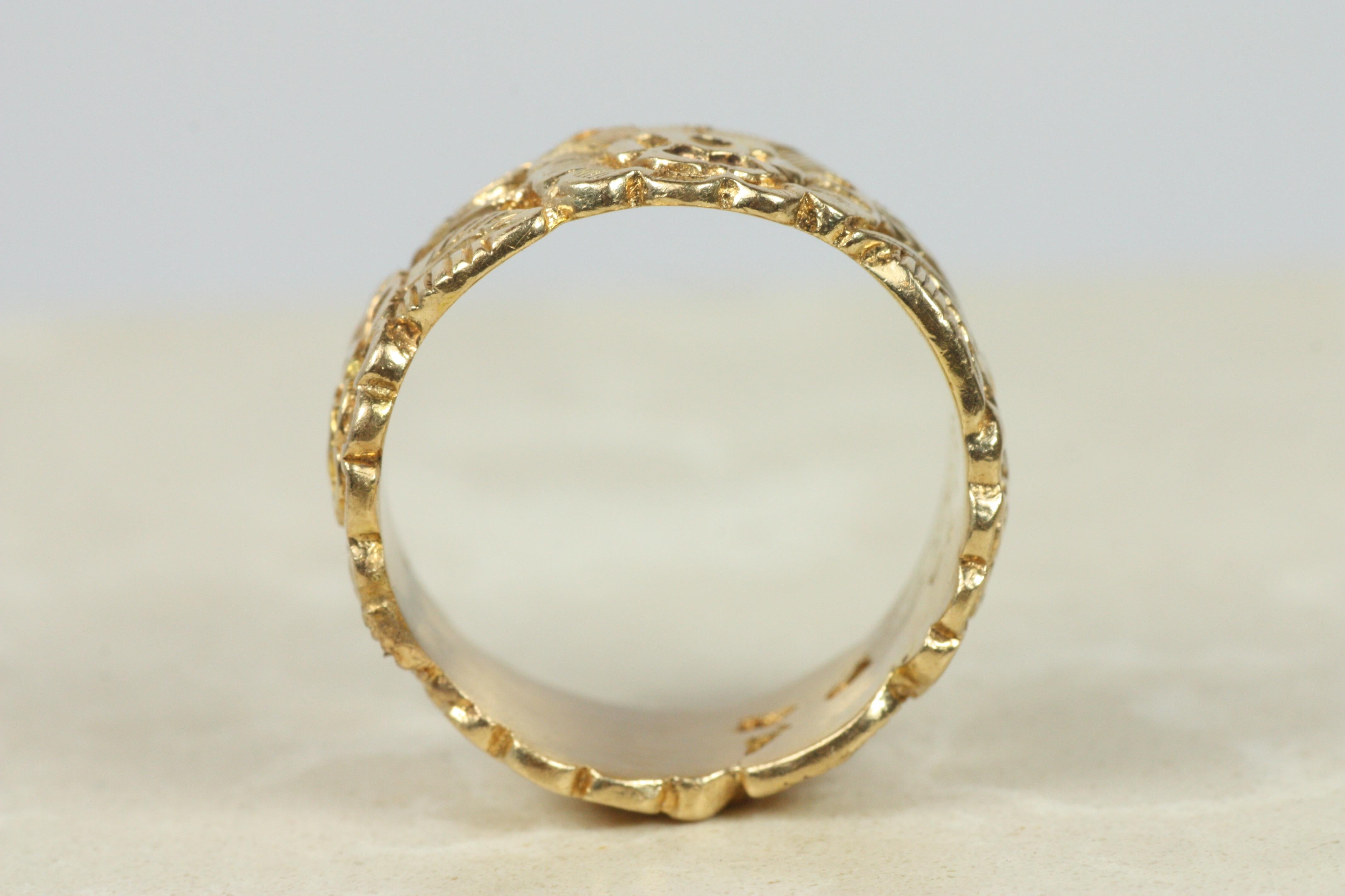 1970s Vintage Floral 9mm Wide Women's Wedding Band in 14K Yellow Gold For Sale 4