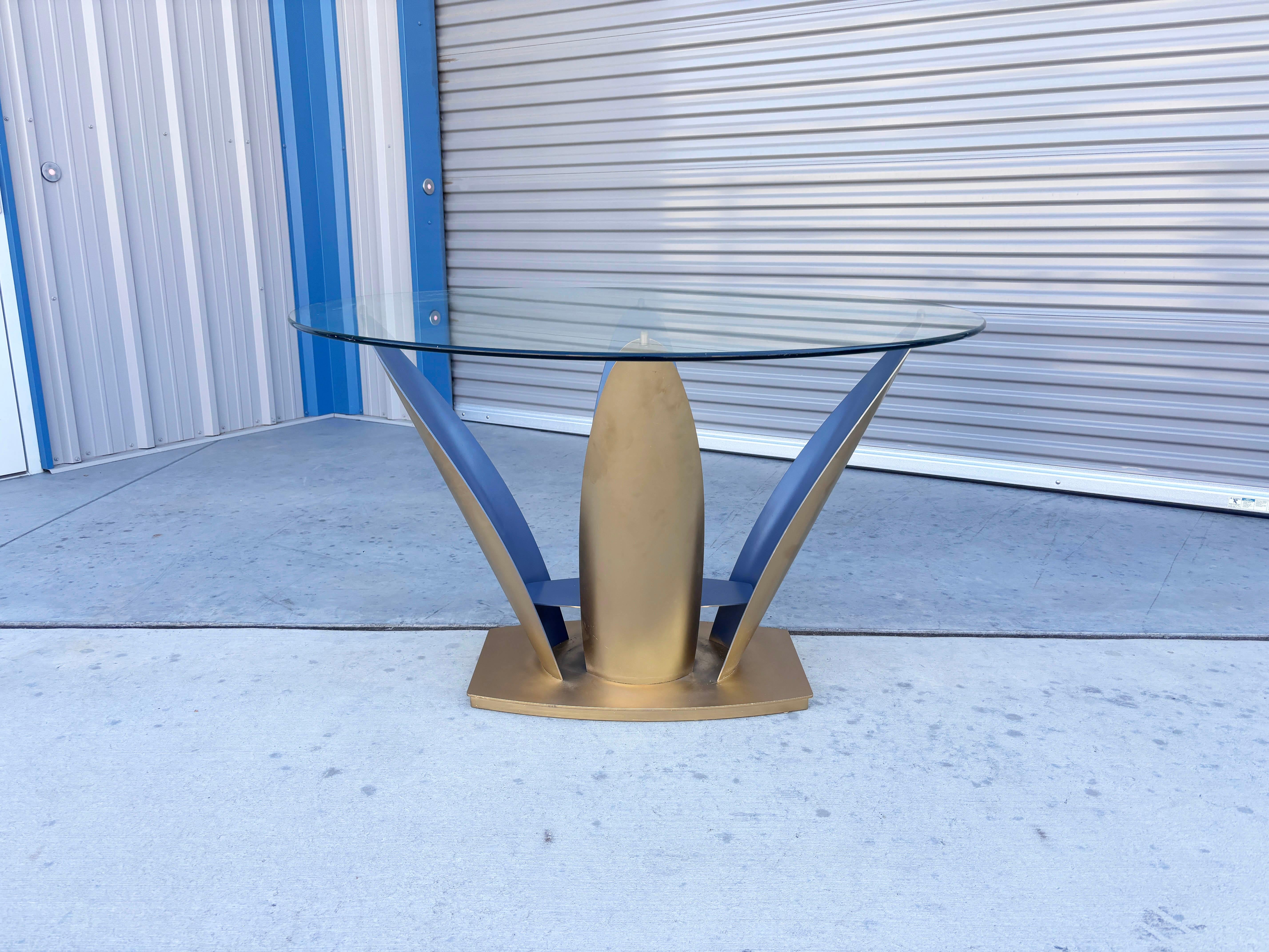 ✨ Table de salle à manger sculpturale en métal et verre ✨

Cette étonnante table de salle à manger moderne du milieu du siècle est une véritable pièce d'apparat, mettant en valeur un design sculptural audacieux et un savoir-faire raffiné. La base