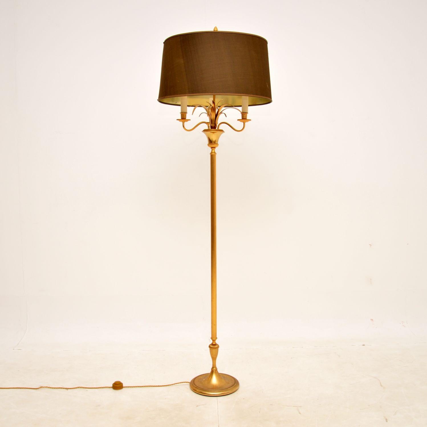 Eine sehr stilvolle und sehr gut gemacht 1970er Jahre Vintage Französisch Messing Stehlampe. Es wurde in Frankreich hergestellt und stammt aus den 1970er Jahren.

Er hat ein wunderschönes Design mit drei Kandelaberköpfen, die aus einer urnenförmigen