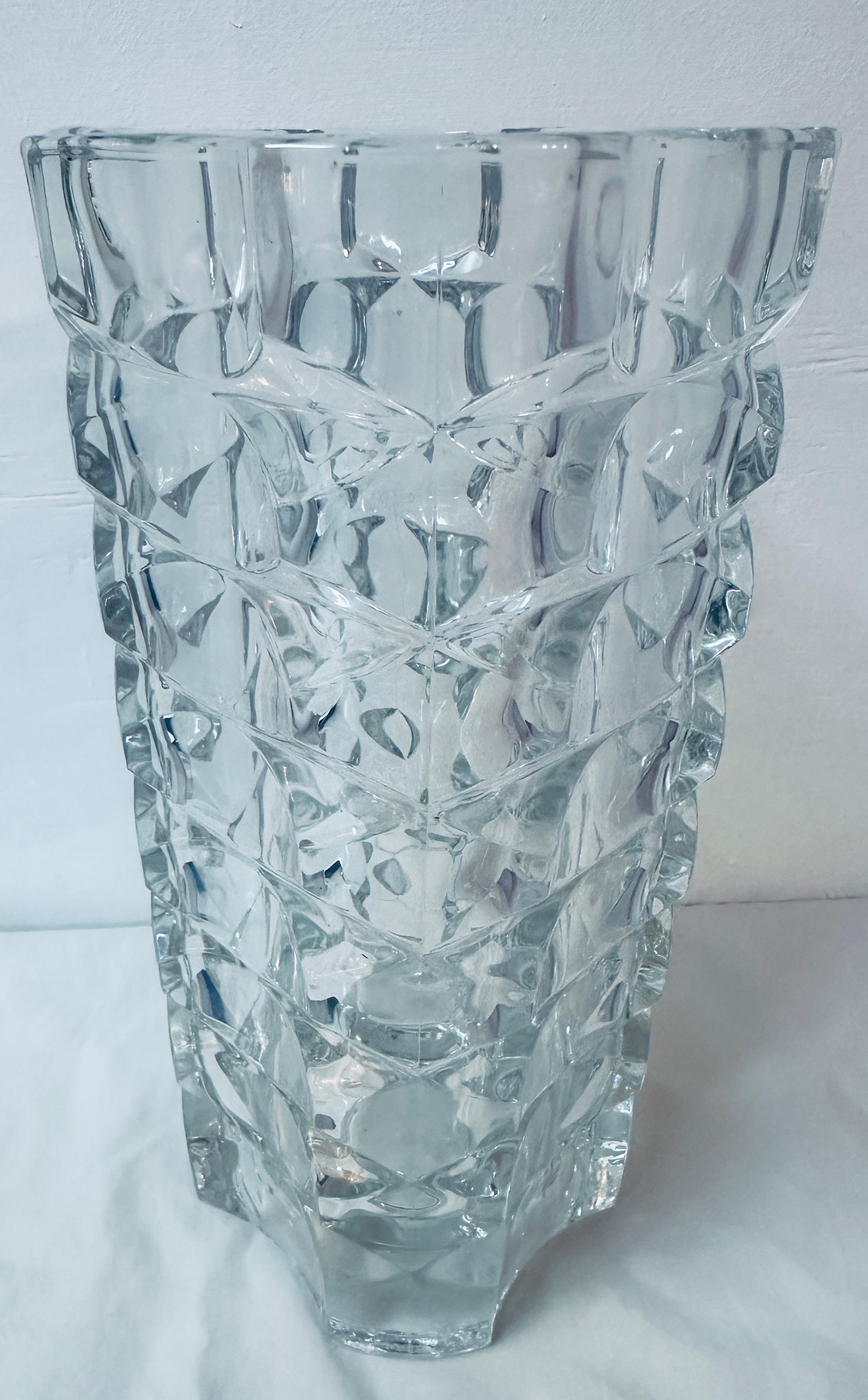 Vaso di vetro francese sfaccettato e geometrico Luminarc di J.G. J., anni '70. Durand in vendita 4