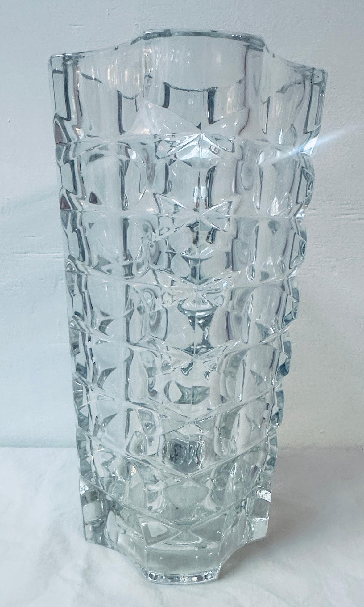Vaso di vetro francese sfaccettato e geometrico Luminarc di J.G. J., anni '70. Durand in vendita 9