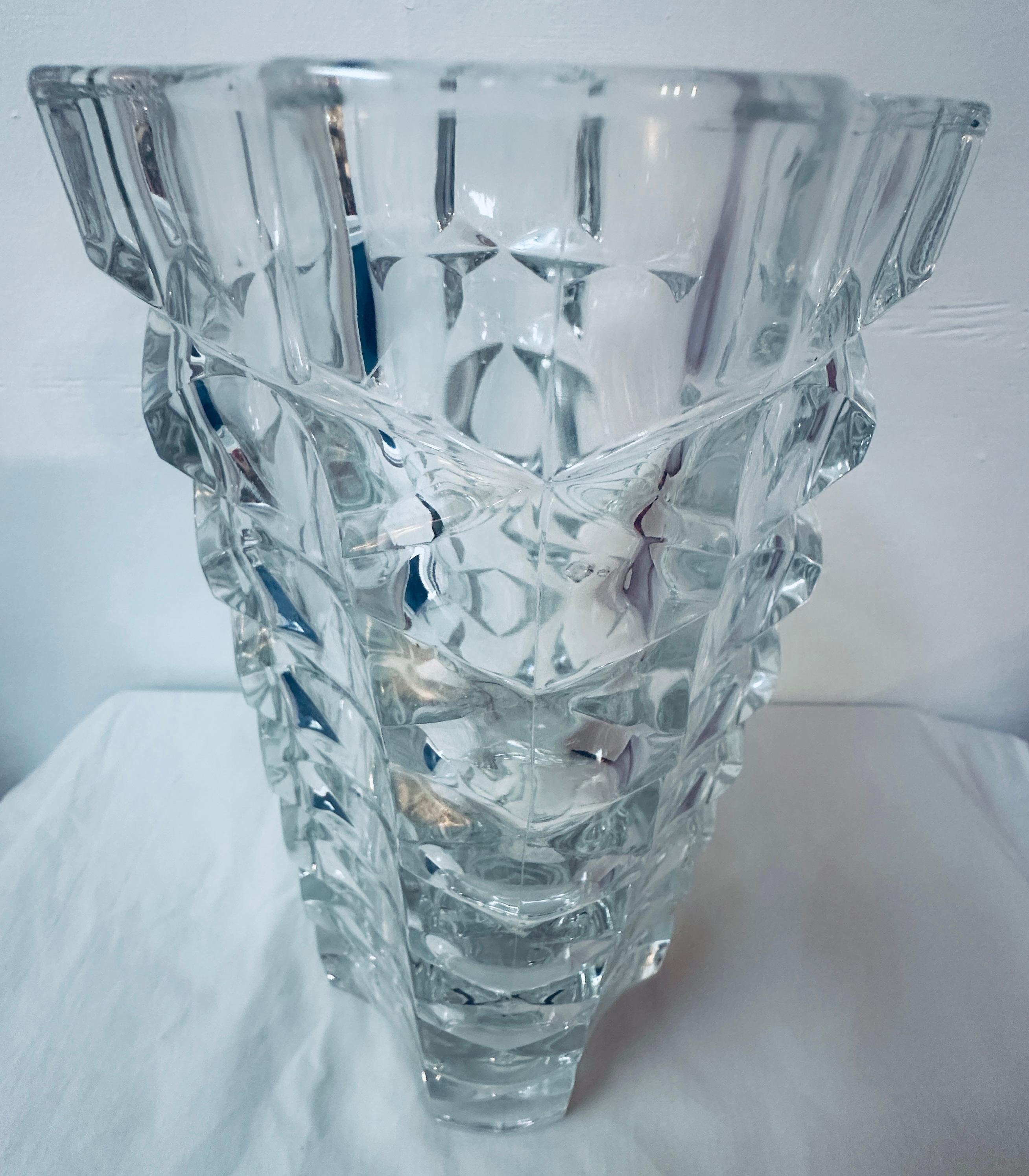 Vaso di vetro francese sfaccettato e geometrico Luminarc di J.G. J., anni '70. Durand in vendita 11