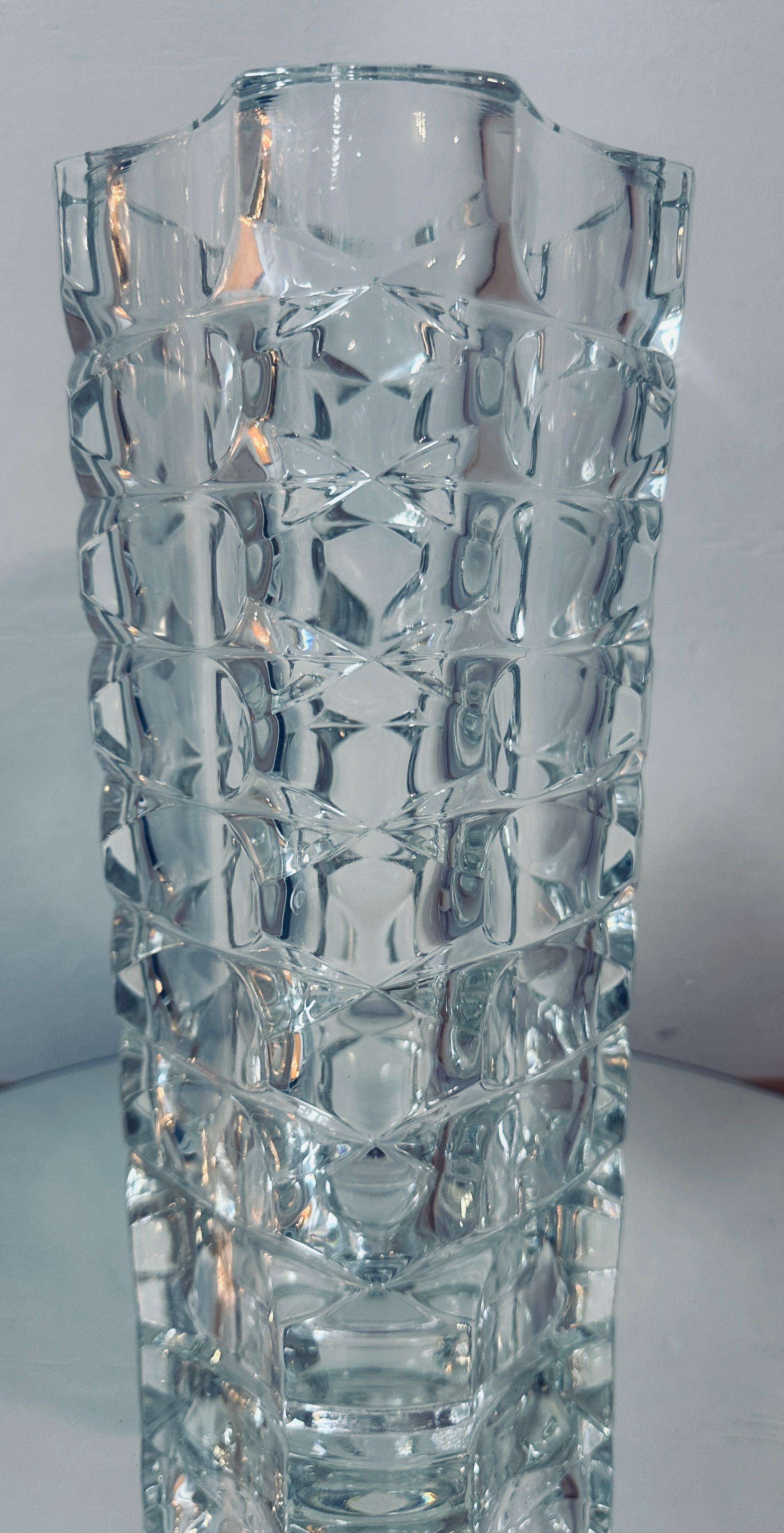Un sorprendente vaso in vetro trasparente sfaccettato, geometrico e cubista che riflette la luce in modo meraviglioso da ogni angolazione.  Questo pesante vaso a blocco è stato disegnato da J. G. Durand per Luminarc, in Francia, durante il periodo