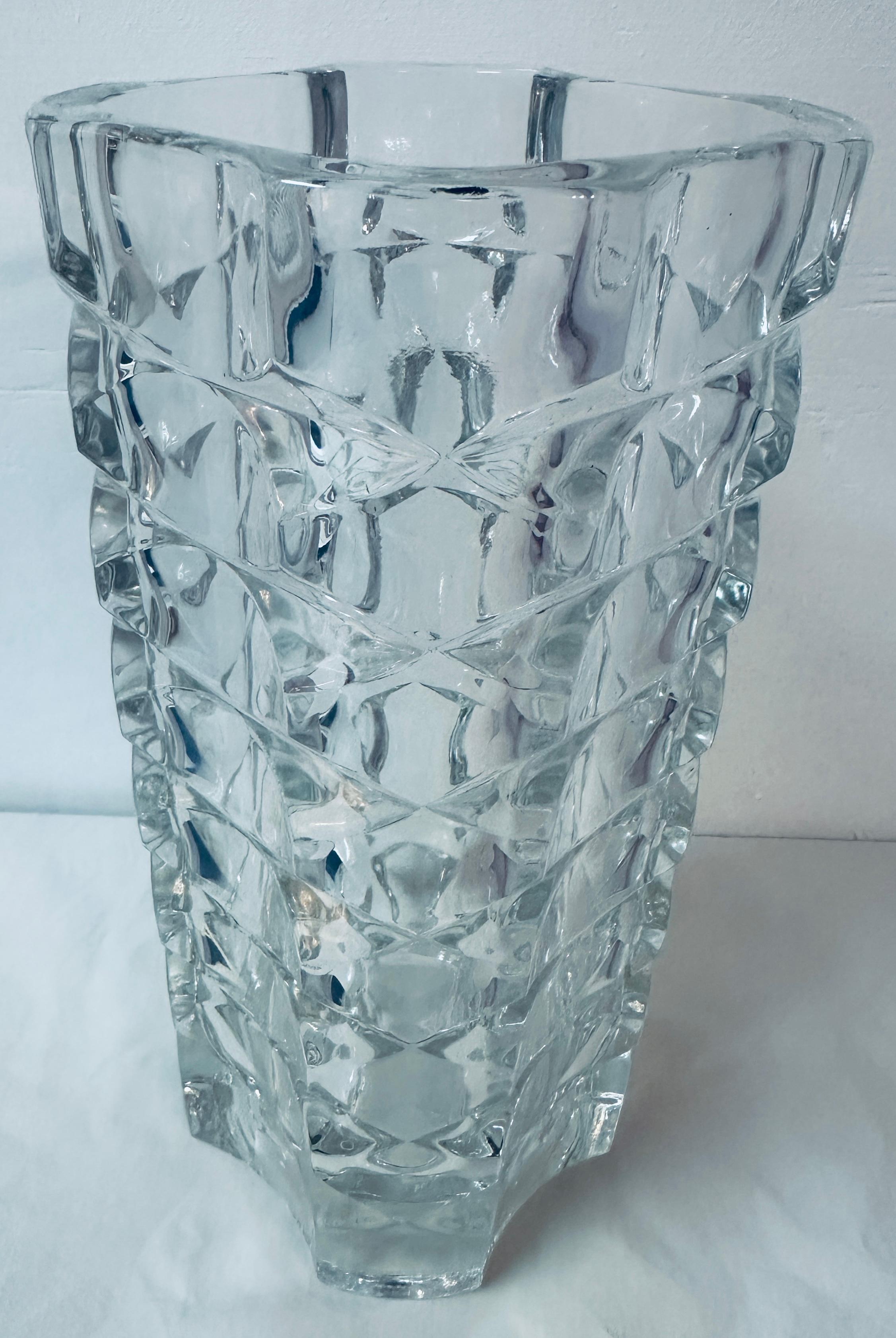 Mid-Century moderno Vaso di vetro francese sfaccettato e geometrico Luminarc di J.G. J., anni '70. Durand in vendita