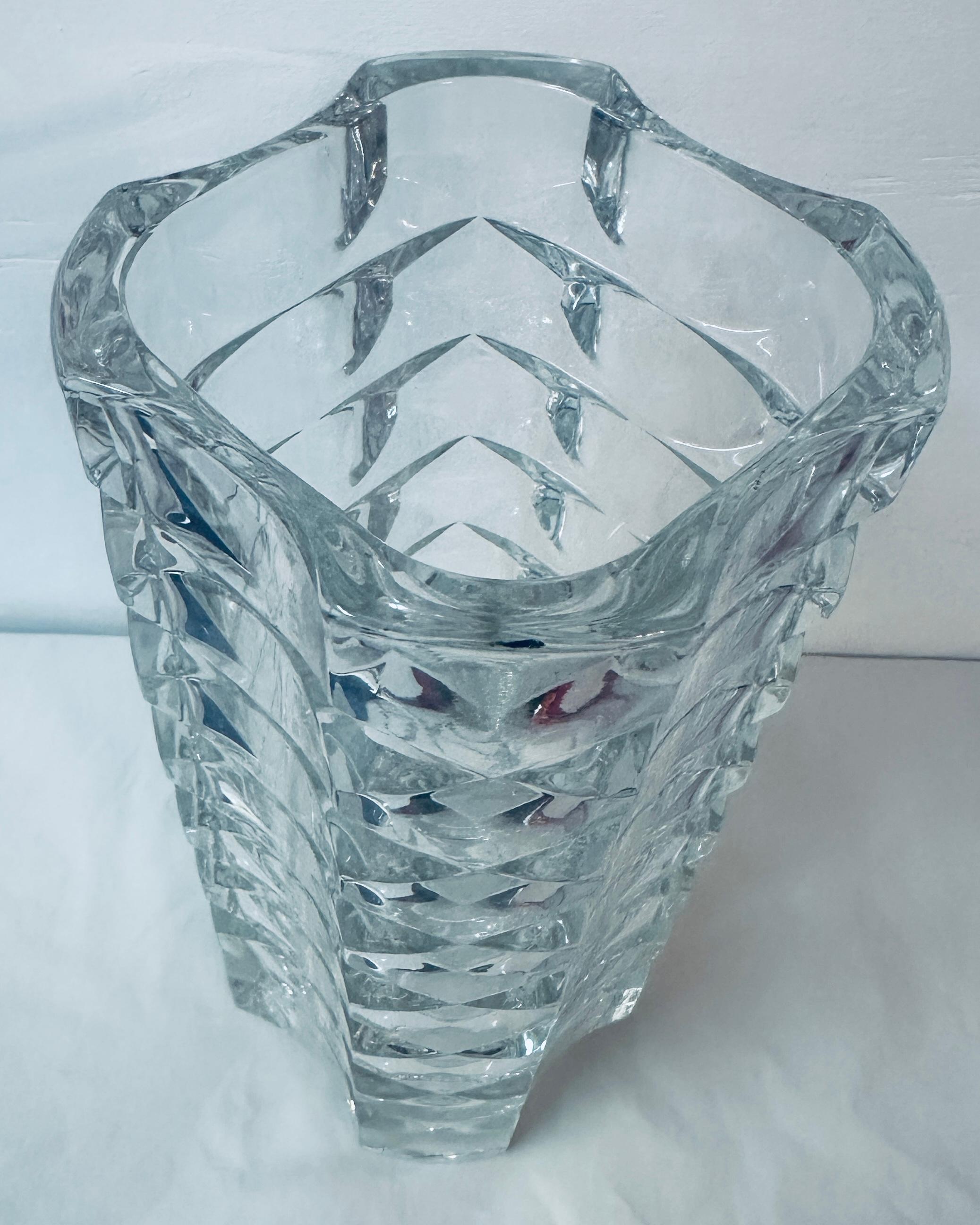 Francese Vaso di vetro francese sfaccettato e geometrico Luminarc di J.G. J., anni '70. Durand in vendita