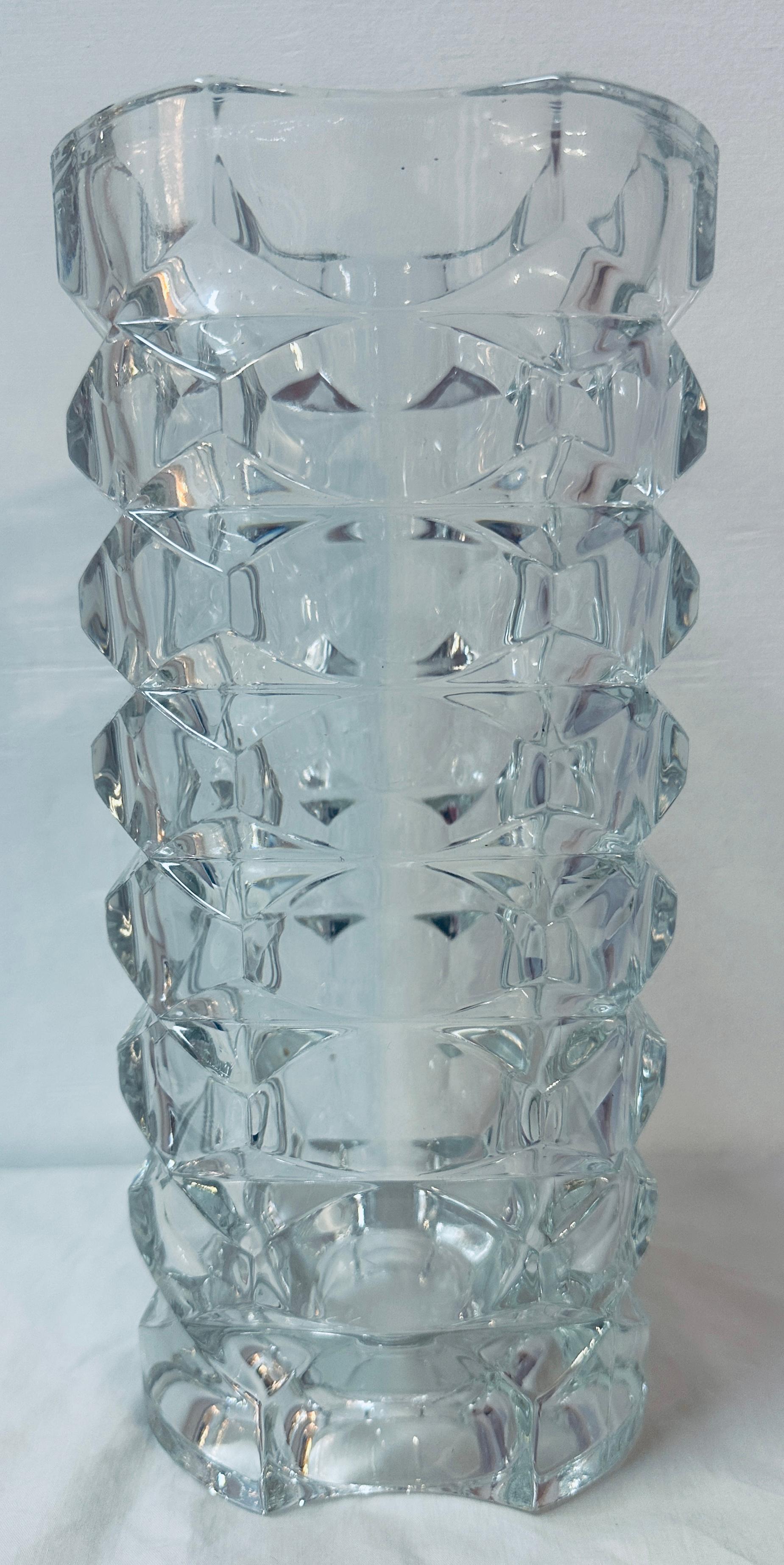 XX secolo Vaso di vetro francese sfaccettato e geometrico Luminarc di J.G. J., anni '70. Durand in vendita