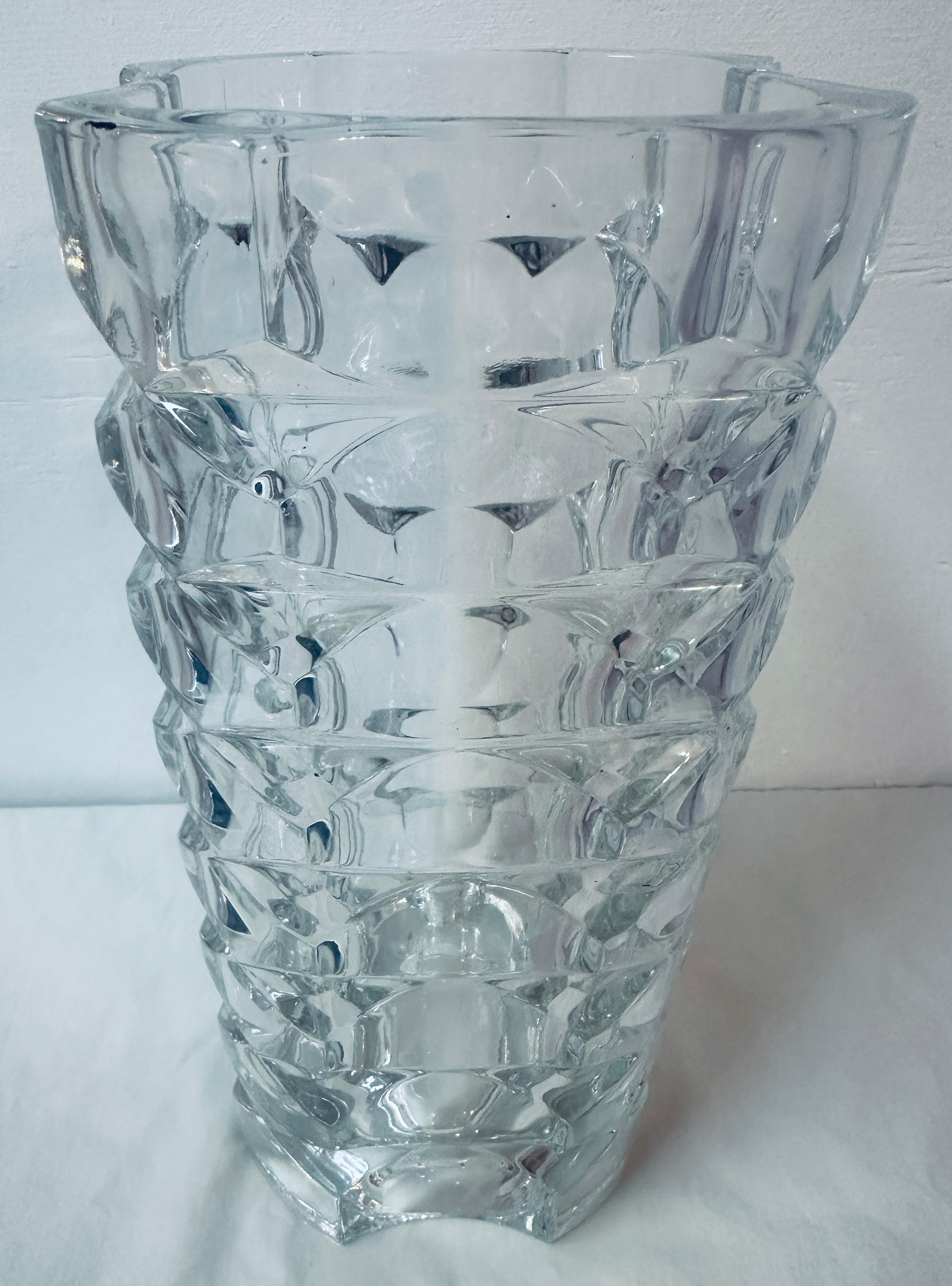 Vetro Vaso di vetro francese sfaccettato e geometrico Luminarc di J.G. J., anni '70. Durand in vendita