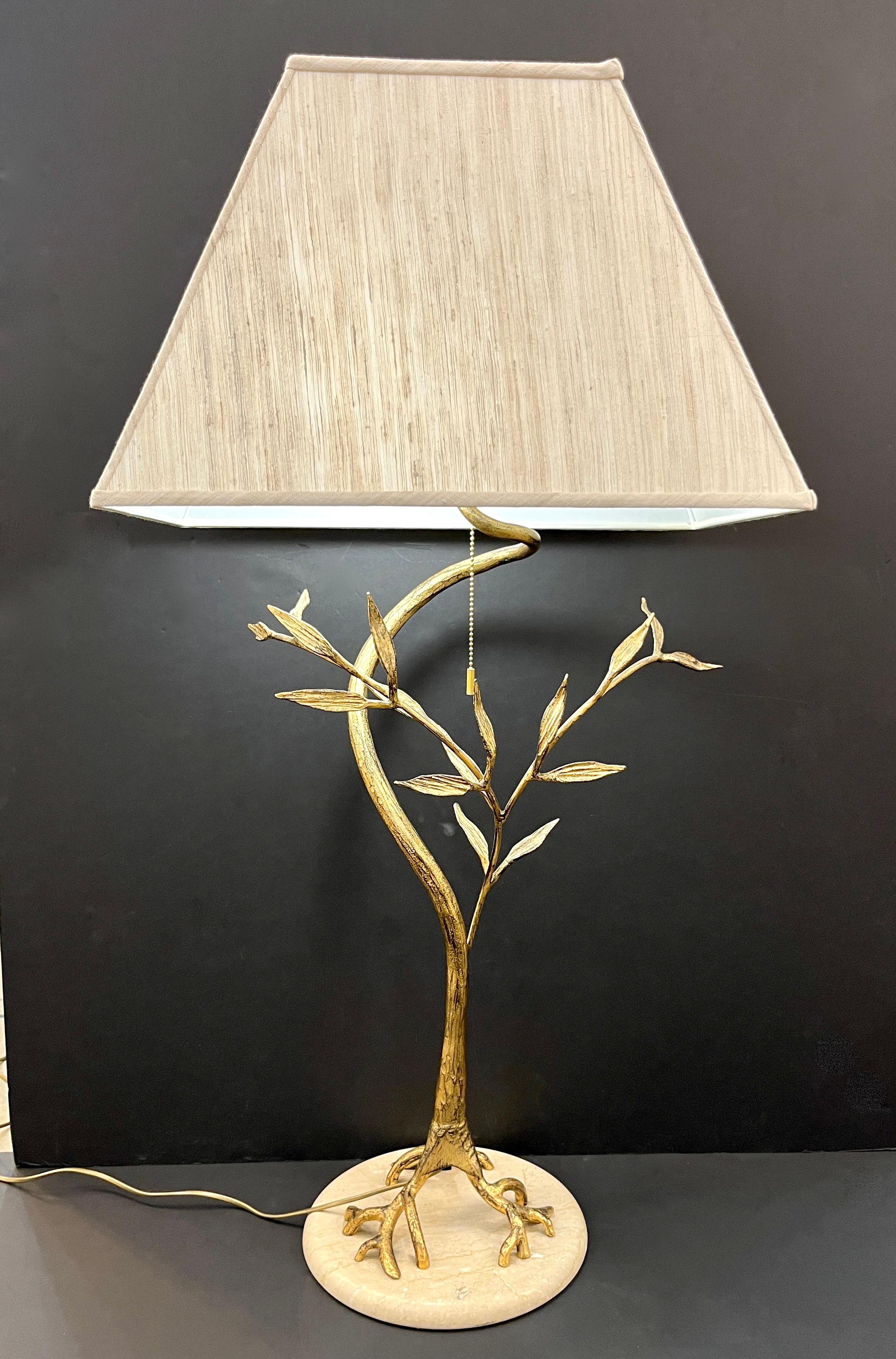 Questa eccezionale lampada da tavolo vintage dal design organico presenta uno splendido disegno a foglia d'oro, attribuito al famoso designer e scultore Jacques Duval Brasseur. La lampada è intricata e rappresenta un albero di ulivo, tipico dei
