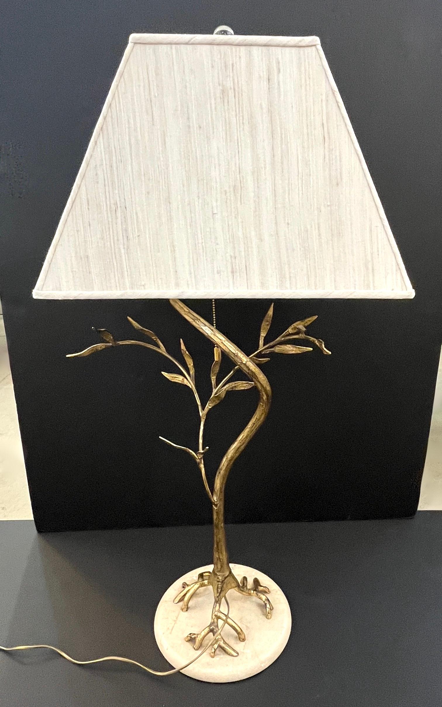 Mid-Century moderno Jacques Duval Brasseur francese del 1970, lampada ad albero con foglie dorate in oro su marmo in vendita