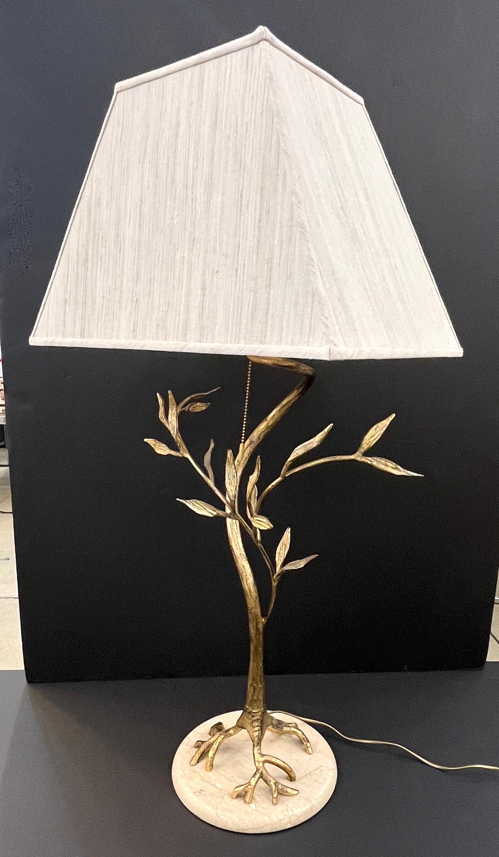 Francese Jacques Duval Brasseur francese del 1970, lampada ad albero con foglie dorate in oro su marmo in vendita
