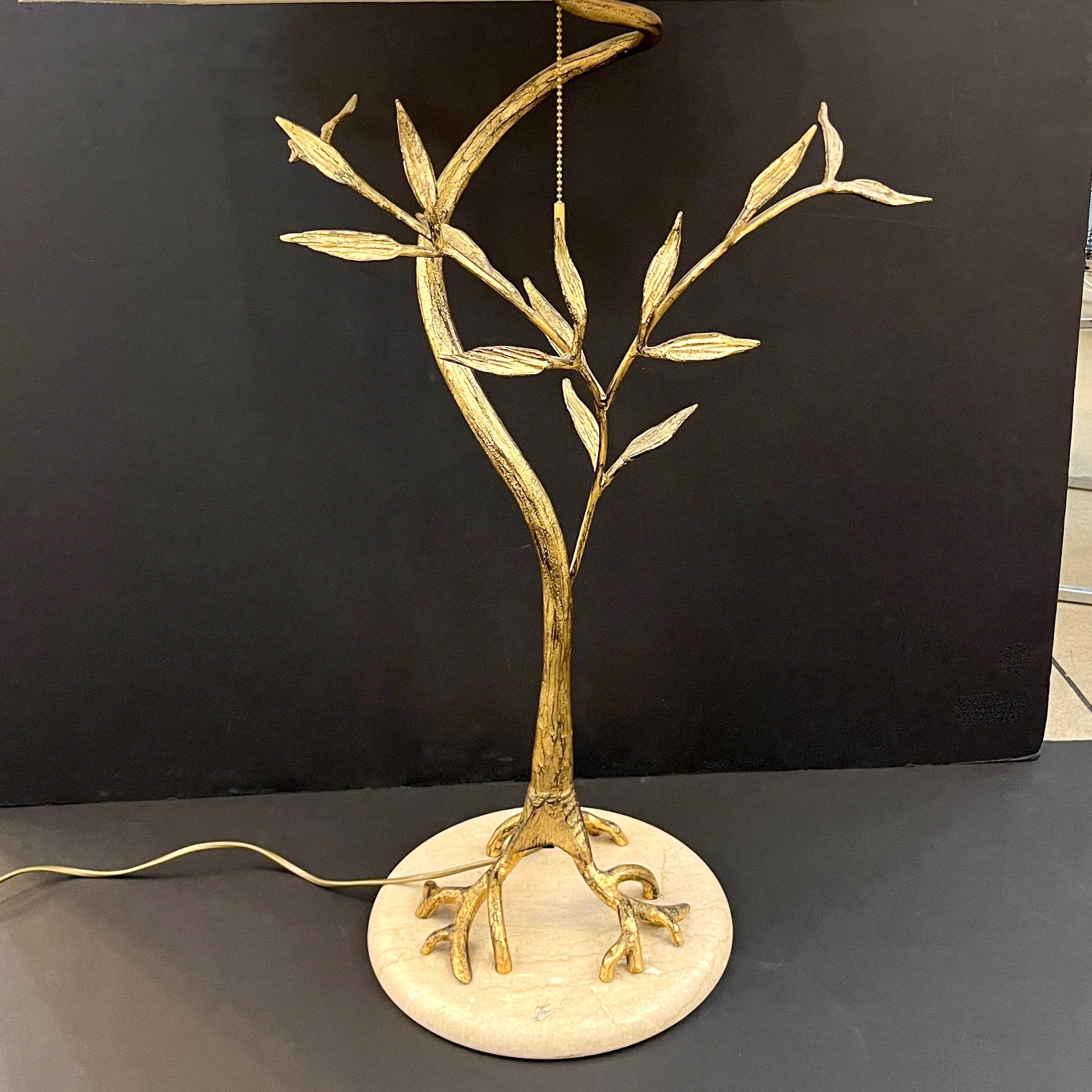 Intagliato a mano Jacques Duval Brasseur francese del 1970, lampada ad albero con foglie dorate in oro su marmo in vendita
