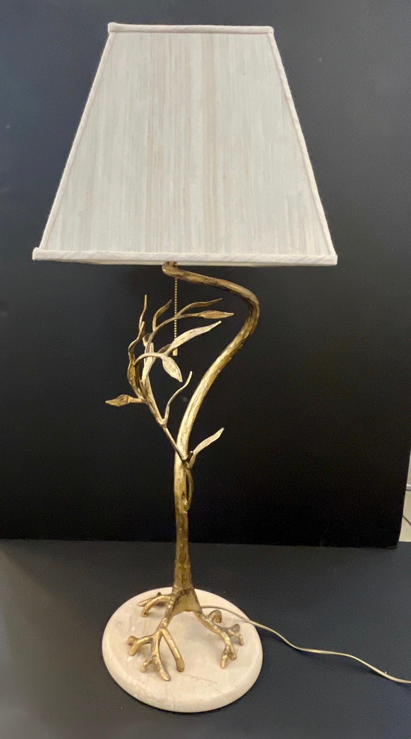 Metallo Jacques Duval Brasseur francese del 1970, lampada ad albero con foglie dorate in oro su marmo in vendita