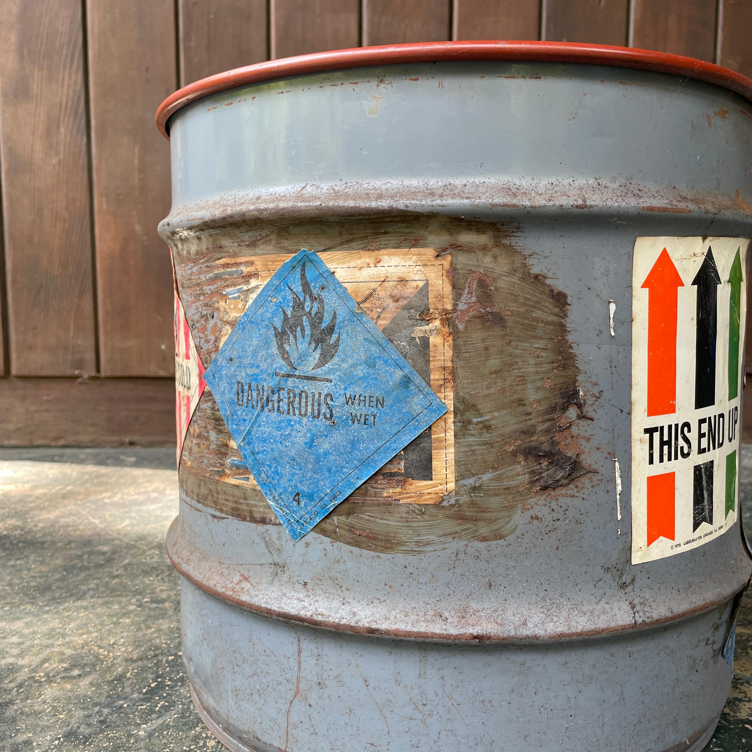 Garage d'epoca del 1970 Officina per auto Vascello colorato Regali Man Cave Barile di olio in vendita 2