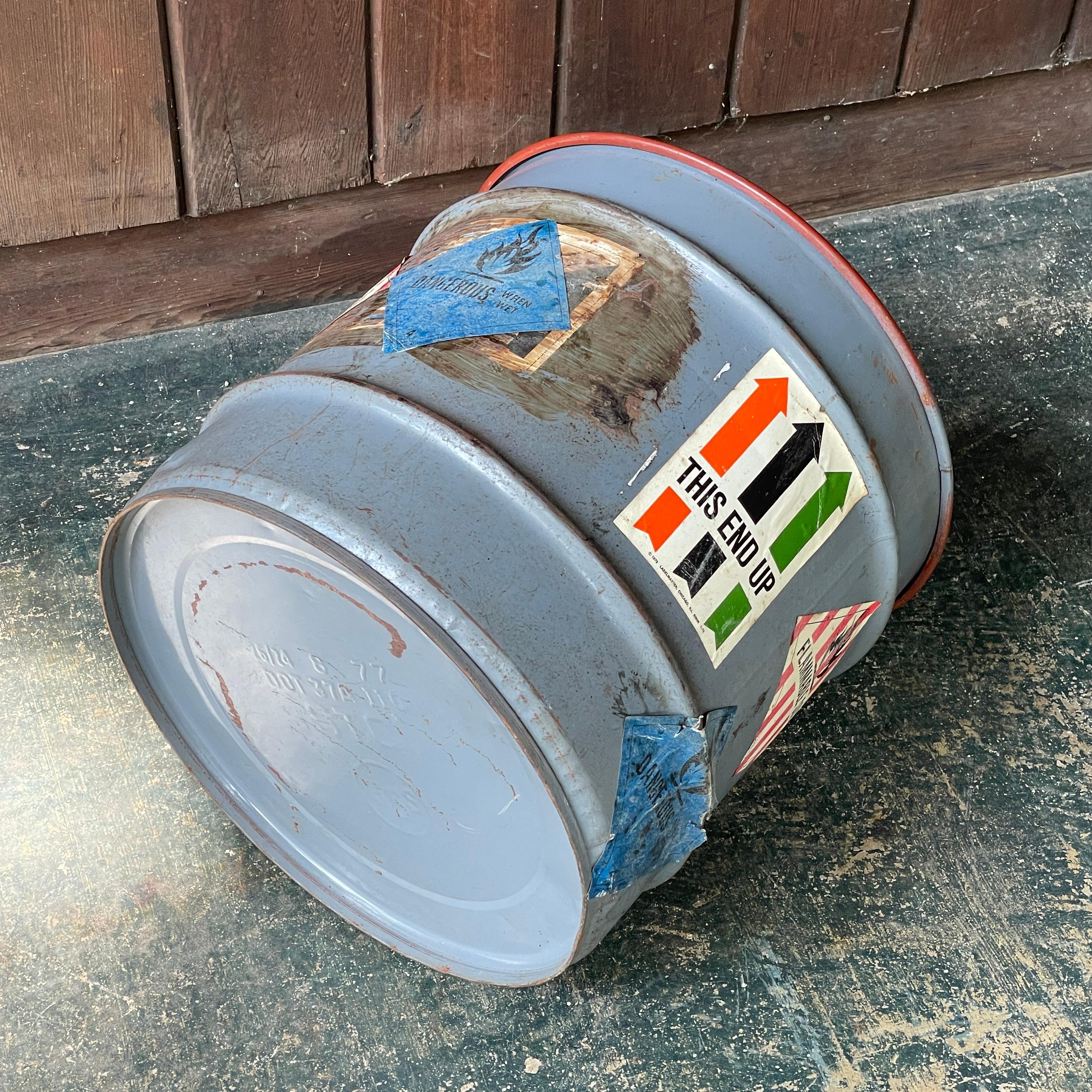 Garage d'epoca del 1970 Officina per auto Vascello colorato Regali Man Cave Barile di olio in vendita 3